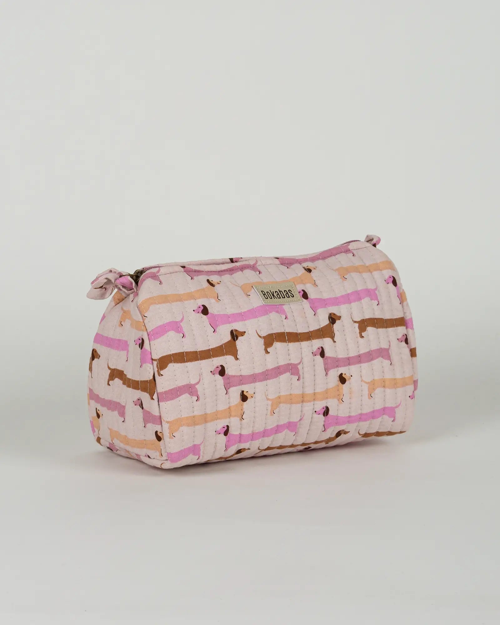 Trousse de toilette matelassée en coton Bokabas, imprimé Saucisse chien teckel rose et violet, vue de trois-quarts