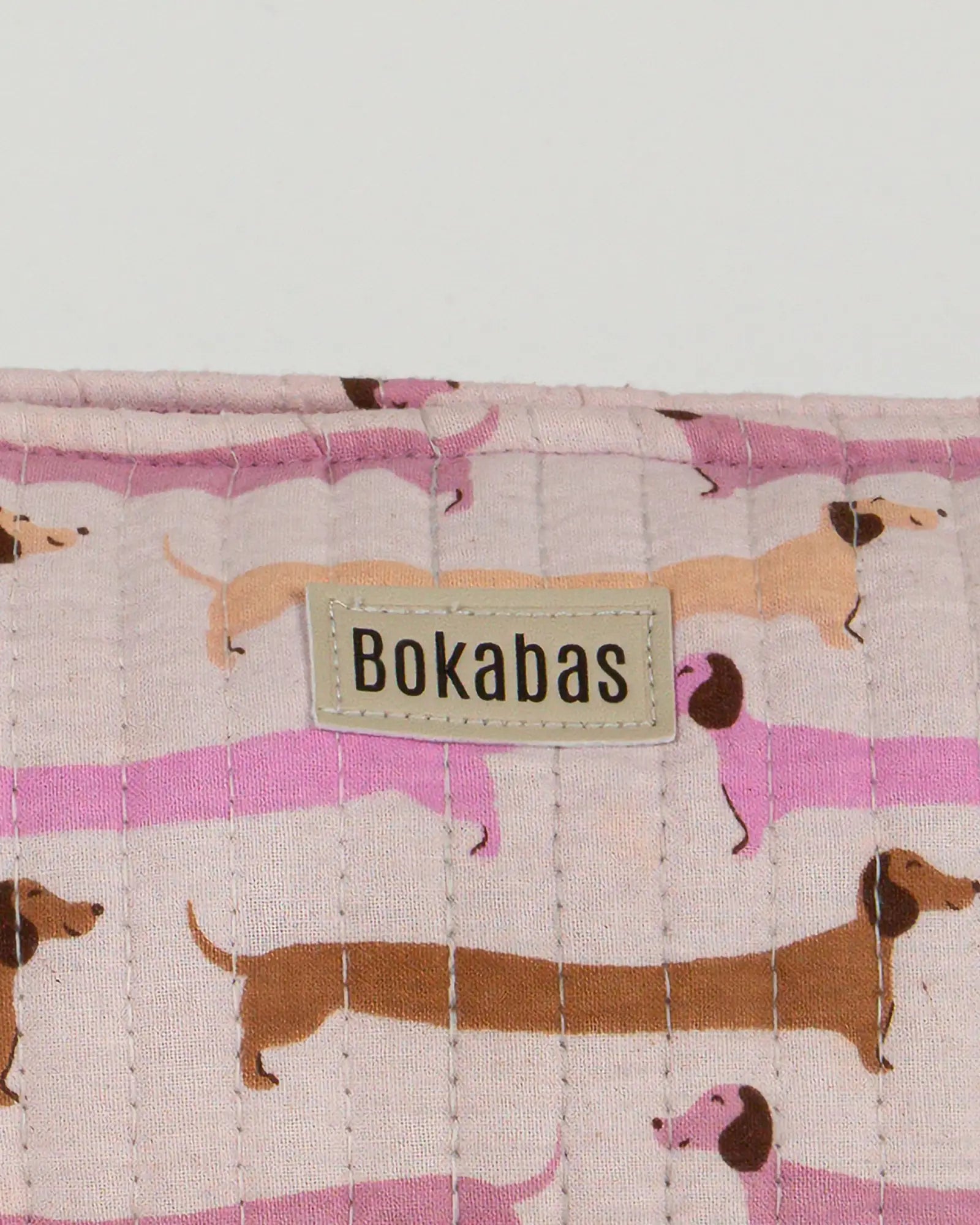 Trousse de toilette matelassée en coton Bokabas, imprimé Saucisse chien teckel rose et violet, zoom sur la matière