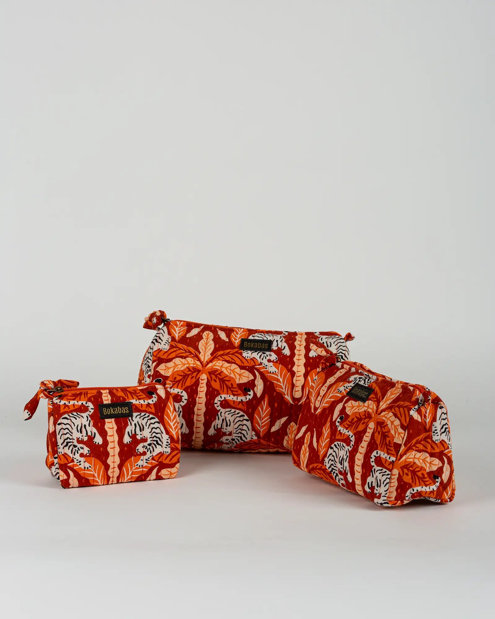 Trousse de toilette matelassée en coton Bokabas, imprimé Tropique palmier et guépard orange, vue de face