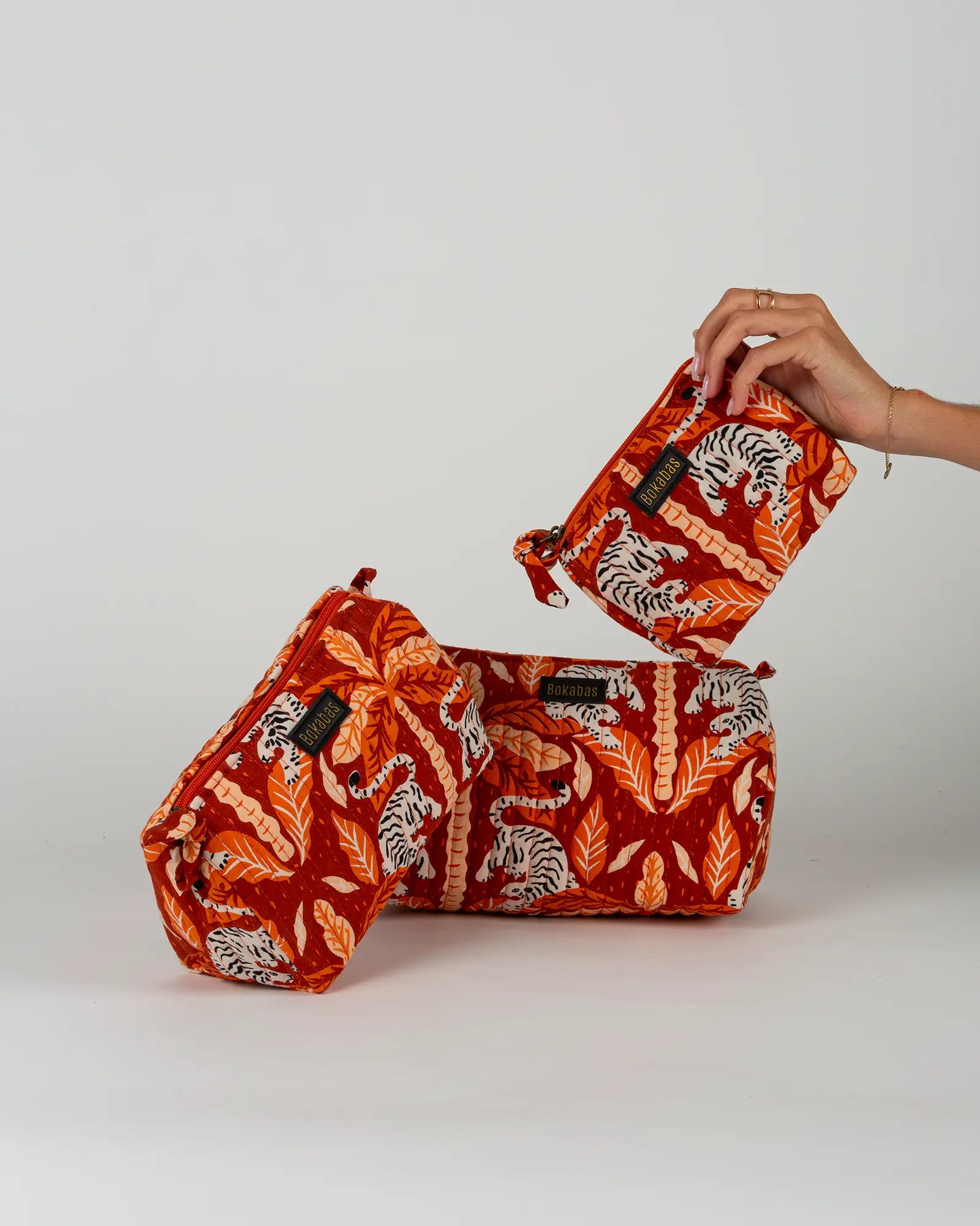 Trousse de toilette matelassée en coton Bokabas, imprimé Tropique palmier et guépard orange, vue de face