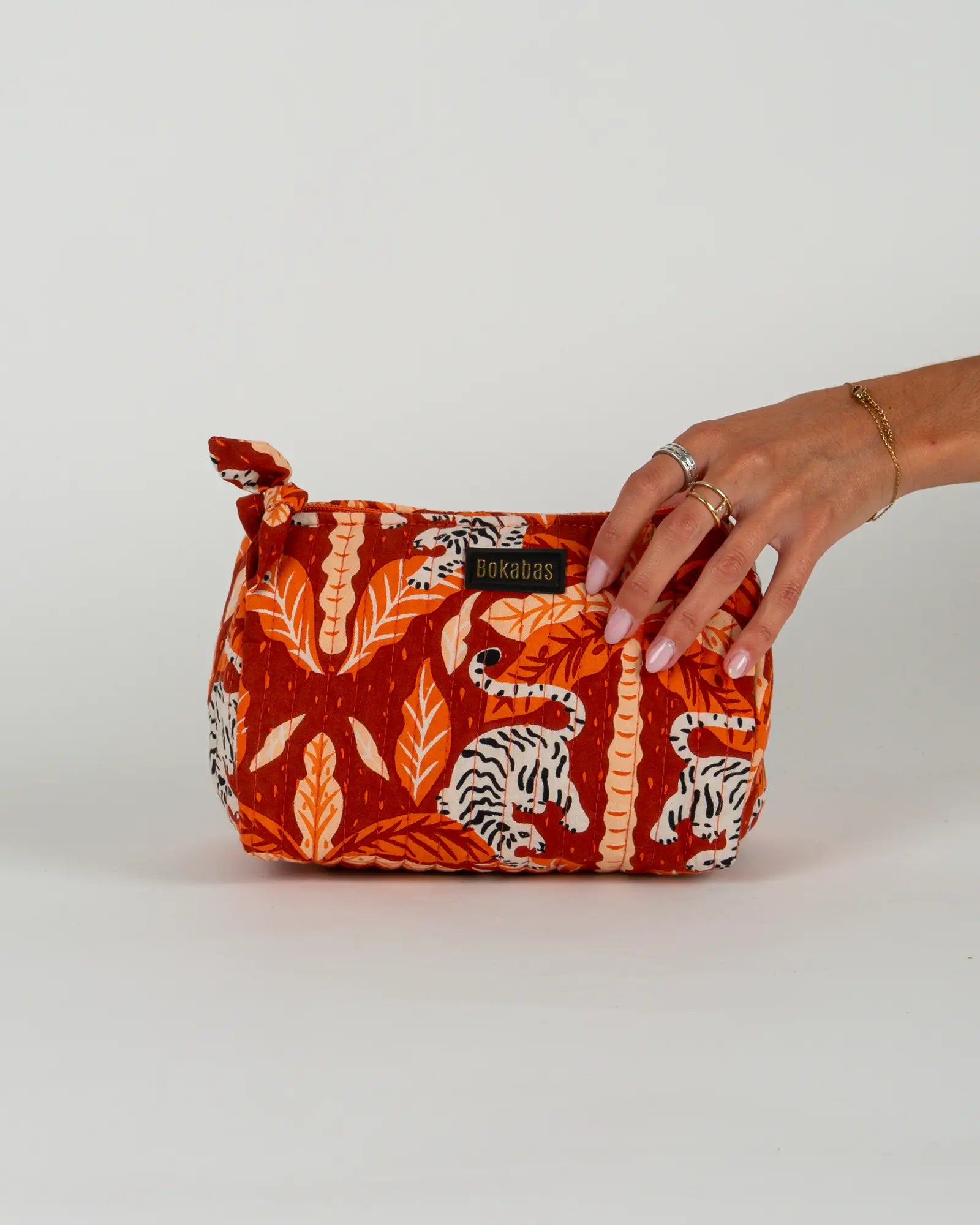 Trousse de toilette matelassée en coton Bokabas, imprimé Tropique palmier et guépard orange, vue de face