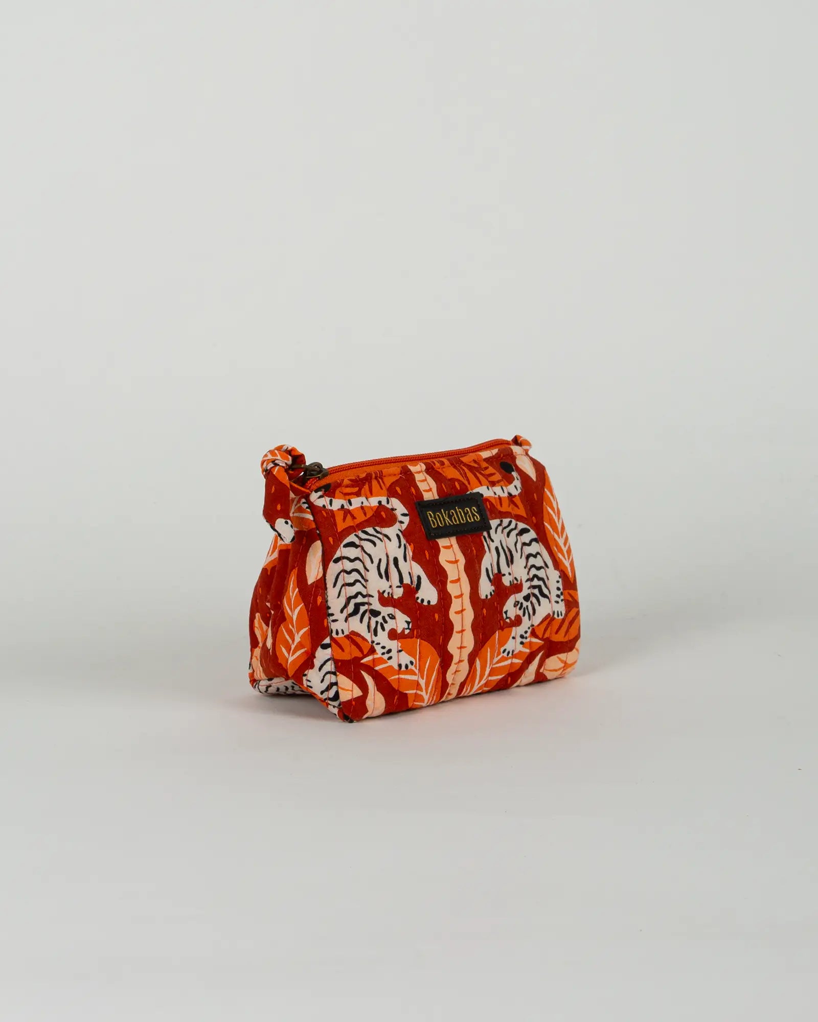 Trousse de toilette matelassée en coton Bokabas, imprimé Tropique palmier et guépard orange, vue de trois-quarts