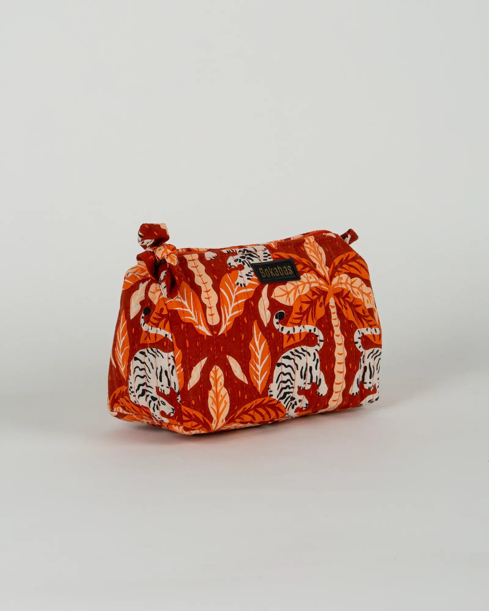 Trousse de toilette matelassée en coton Bokabas, imprimé Tropique palmier et guépard orange, vue de trois-quarts