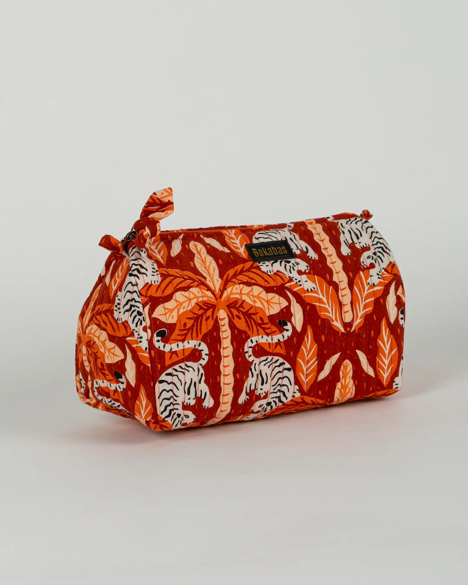 Trousse de toilette matelassée en coton Bokabas, imprimé Tropique palmier et guépard orange, vue de trois-quarts