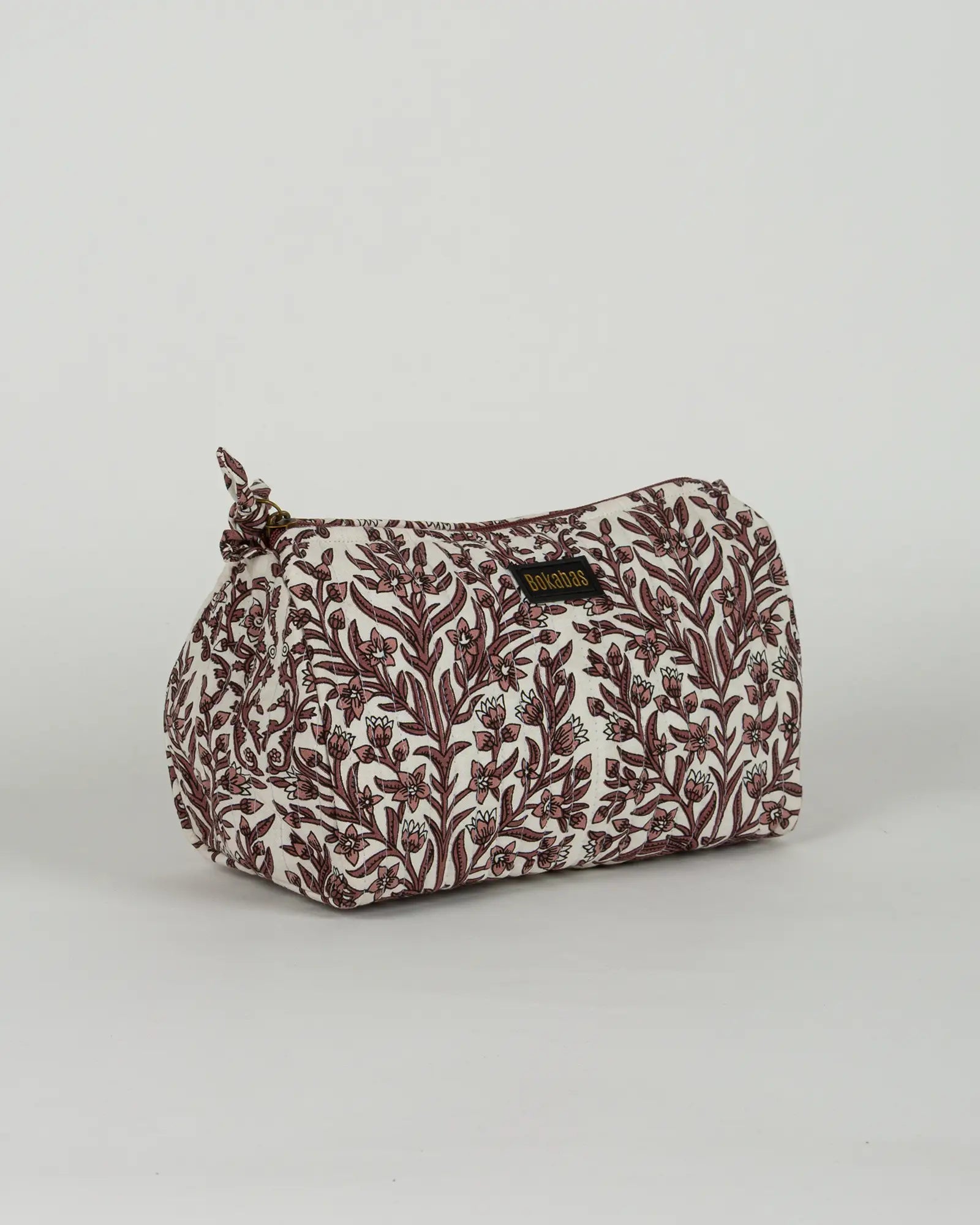 Trousse de toilette matelassée en coton Bokabas, imprimé Vale fleuri marron et blanc, vue de trois-quarts