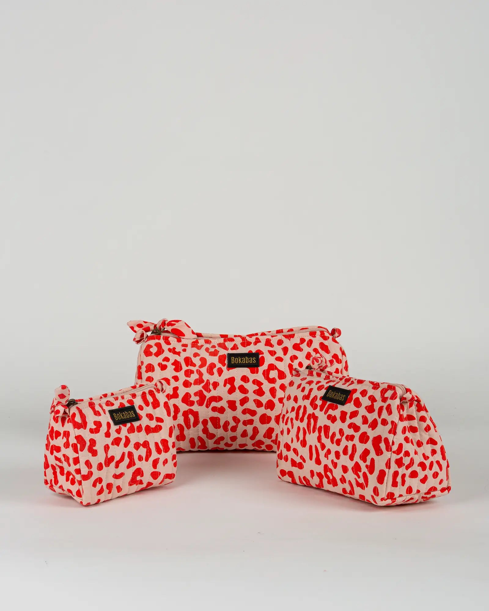 Trousse de toilette matelassée en coton Bokabas, imprimé Valentine léopard rouge et rose, vue de face