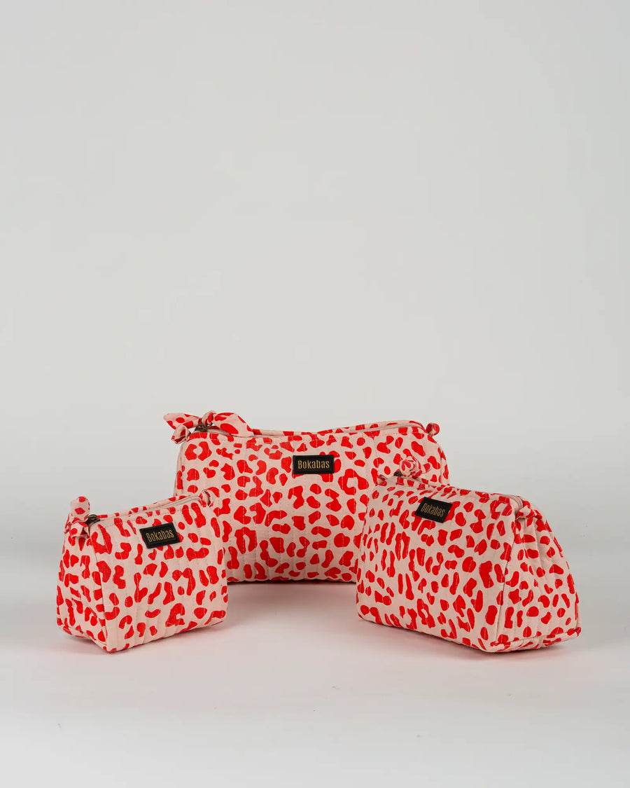 Trousse de toilette matelassée en coton Bokabas, imprimé Valentine léopard rouge et rose, vue de face