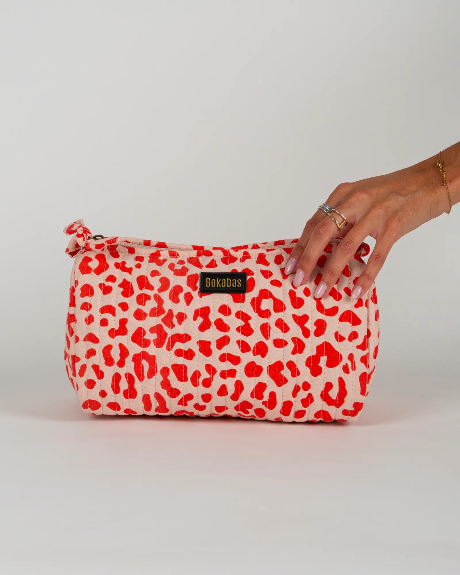 Trousse de toilette matelassée en coton Bokabas, imprimé Valentine léopard rouge et rose, vue de face