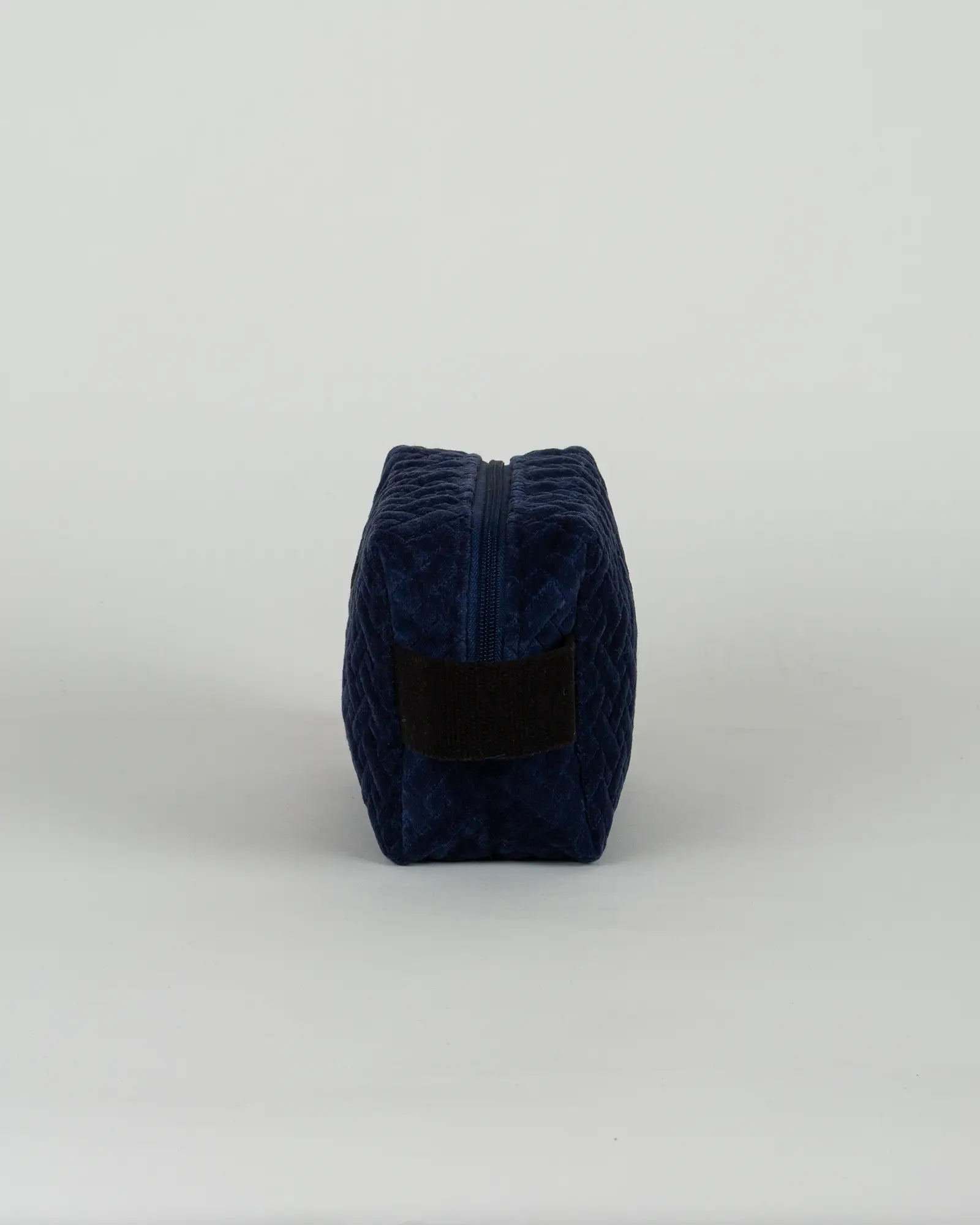 Trousse de toilette en velours côtelé Bokabas, bleu marine, vue de profil