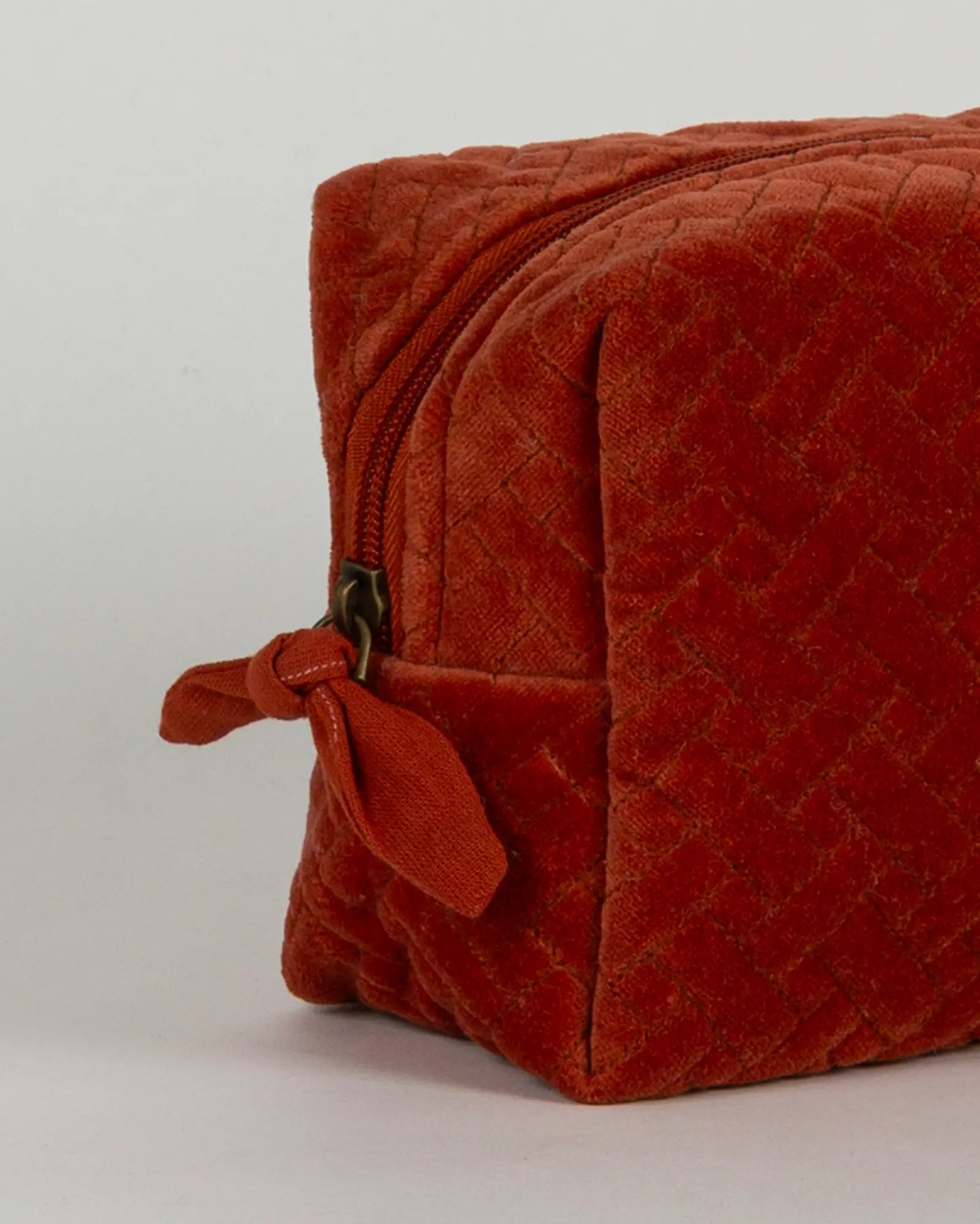 Trousse de toilette en velours côtelé Bokabas, terracotta, zoom sur la matière