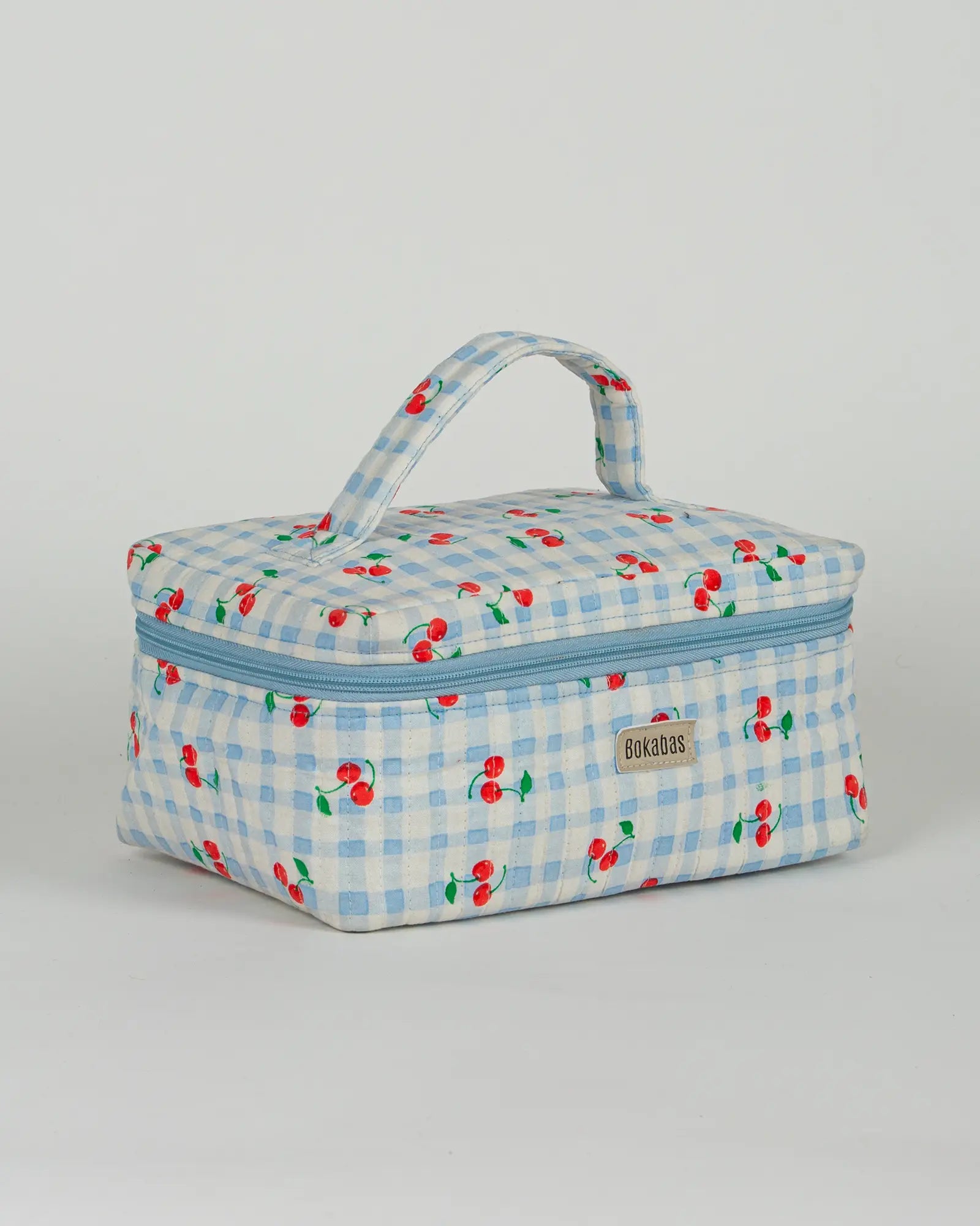 Trousse vanity maquillage matelassée Bokabas, imprimé Cerise vichy bleu, vue de trois-quarts