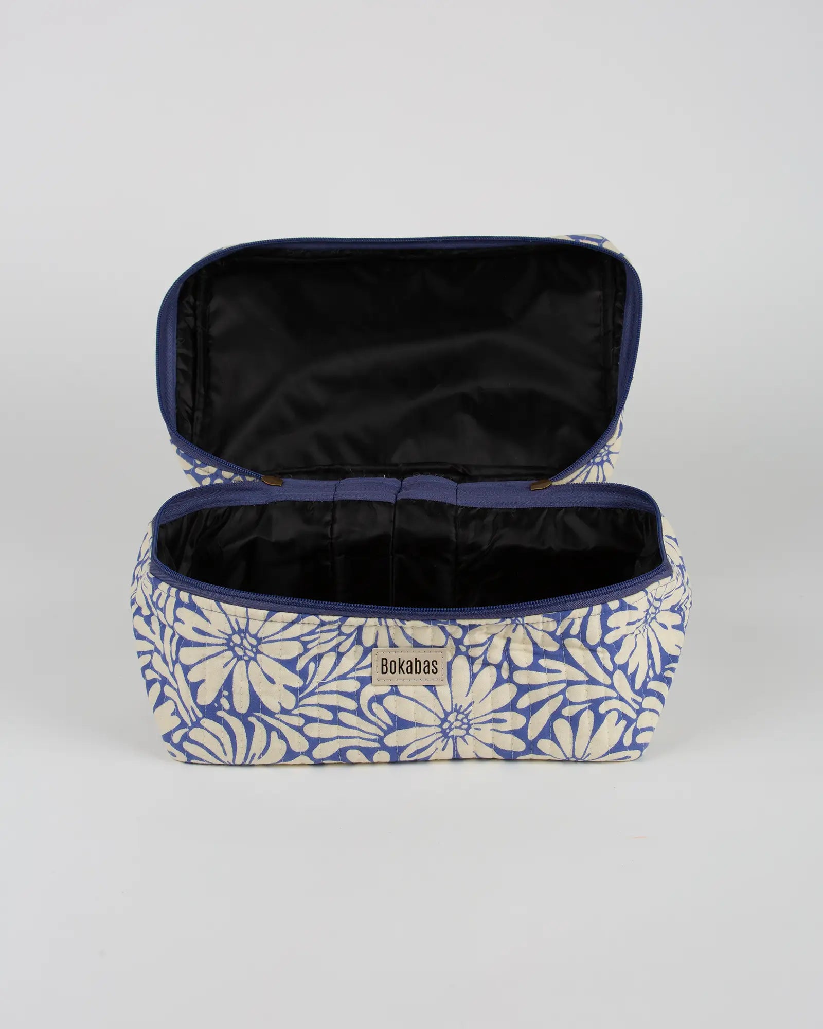 Trousse vanity maquillage matelassée Bokabas, imprimé Daisy fleuri bleu et beige, vue de l'intérieur