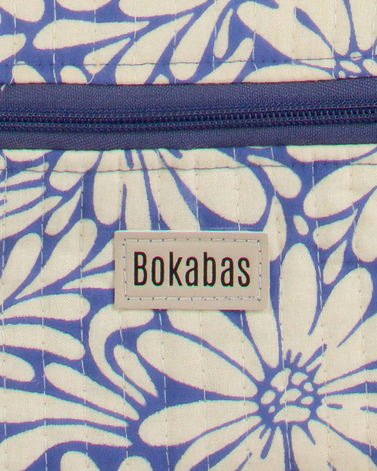 Trousse vanity maquillage matelassée Bokabas, imprimé Daisy fleuri bleu et beige, zoom sur la matière