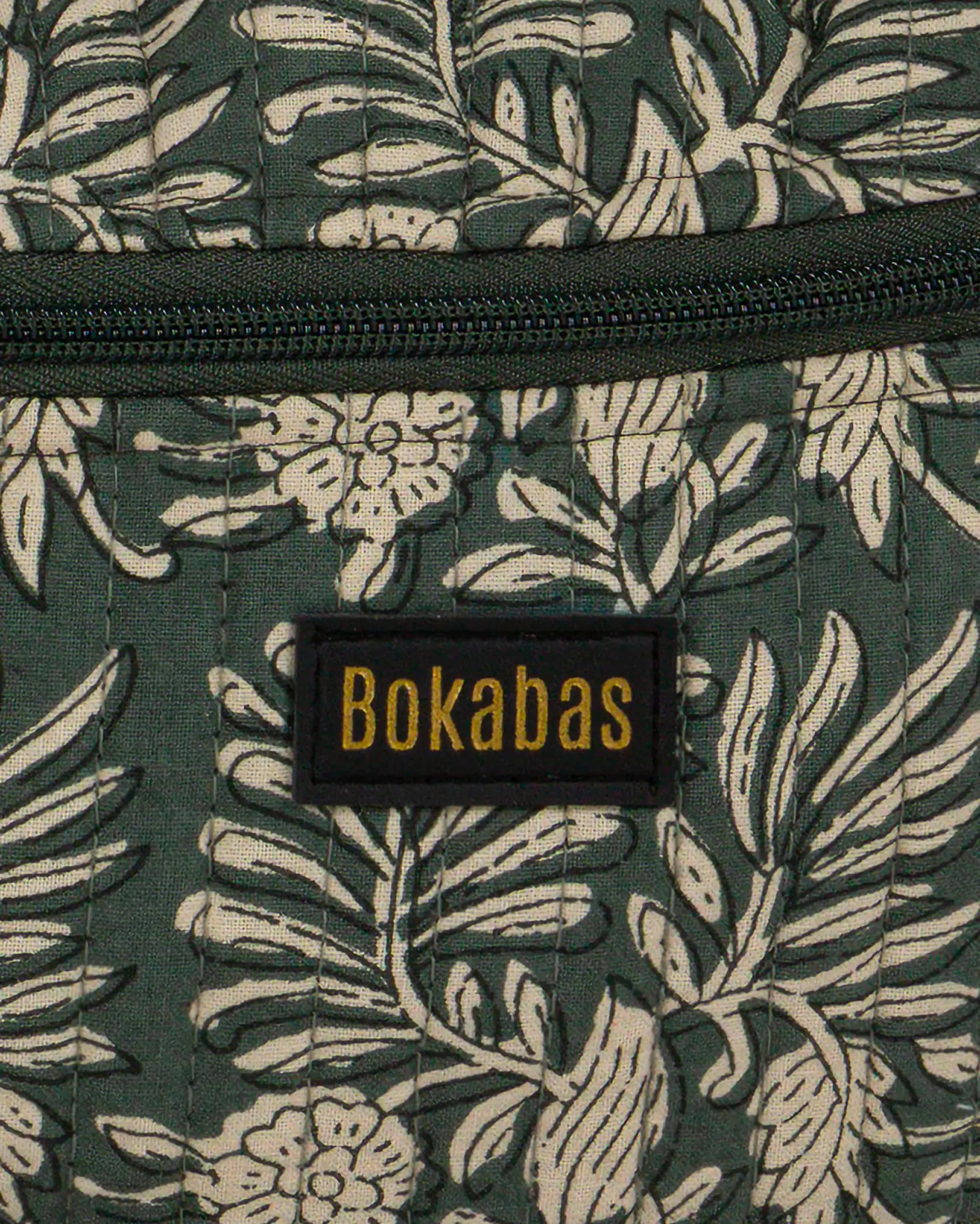 Trousse vanity maquillage matelassée Bokabas, imprimé Dema vert kaki, zoom sur la matière