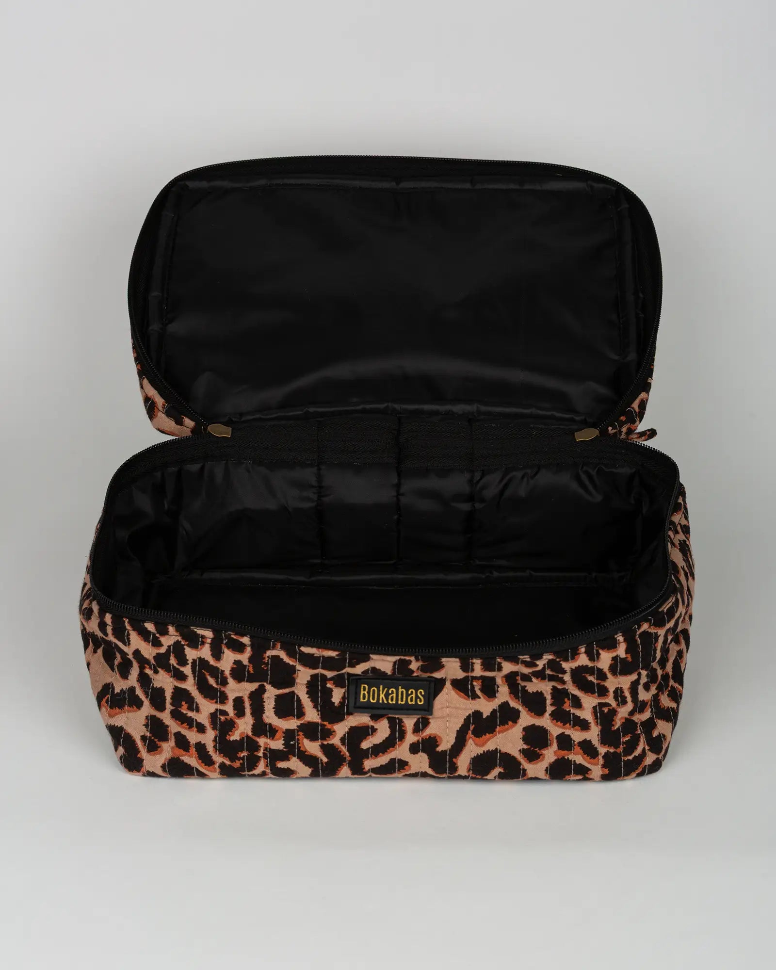 Trousse vanity maquillage matelassée Bokabas, imprimé léopard noir et marron, vue de l'intérieur