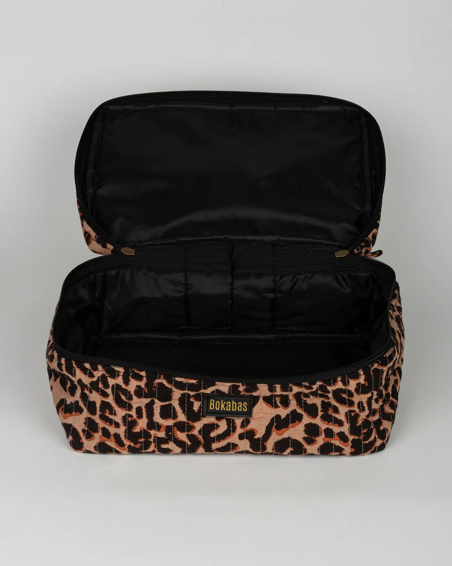 Trousse vanity maquillage matelassée Bokabas, imprimé léopard noir et marron, vue de l'intérieur