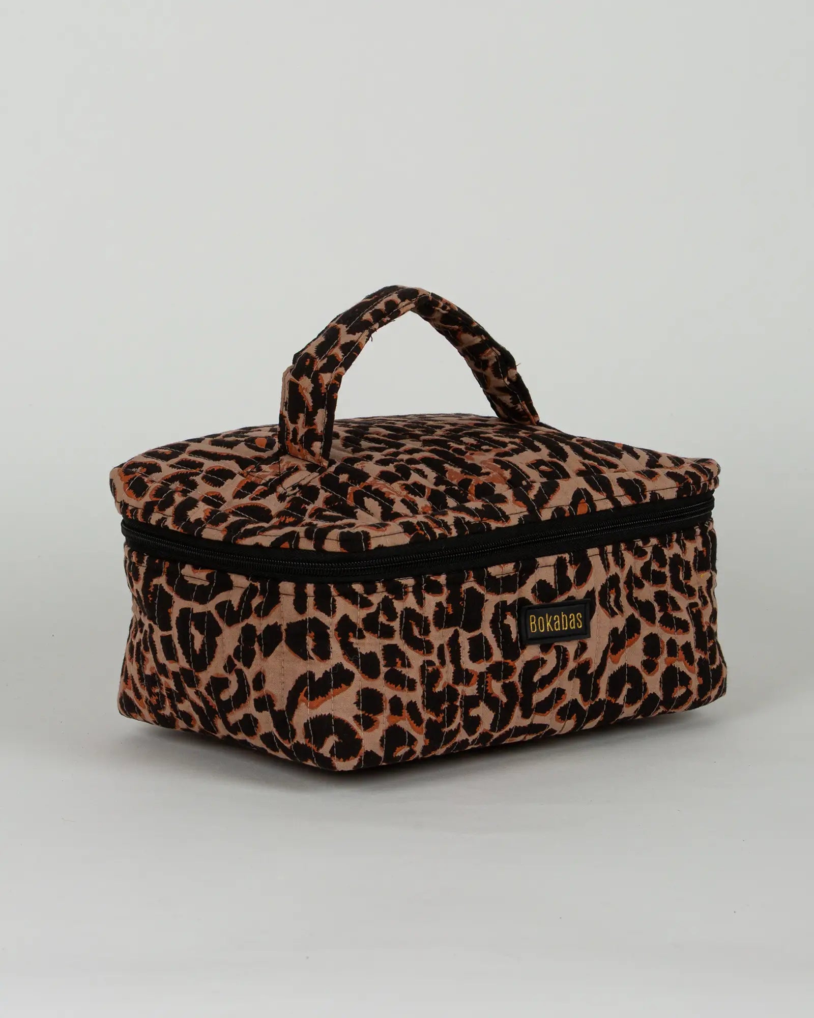 Trousse vanity maquillage matelassée Bokabas, imprimé léopard noir et marron, vue de trois-quarts