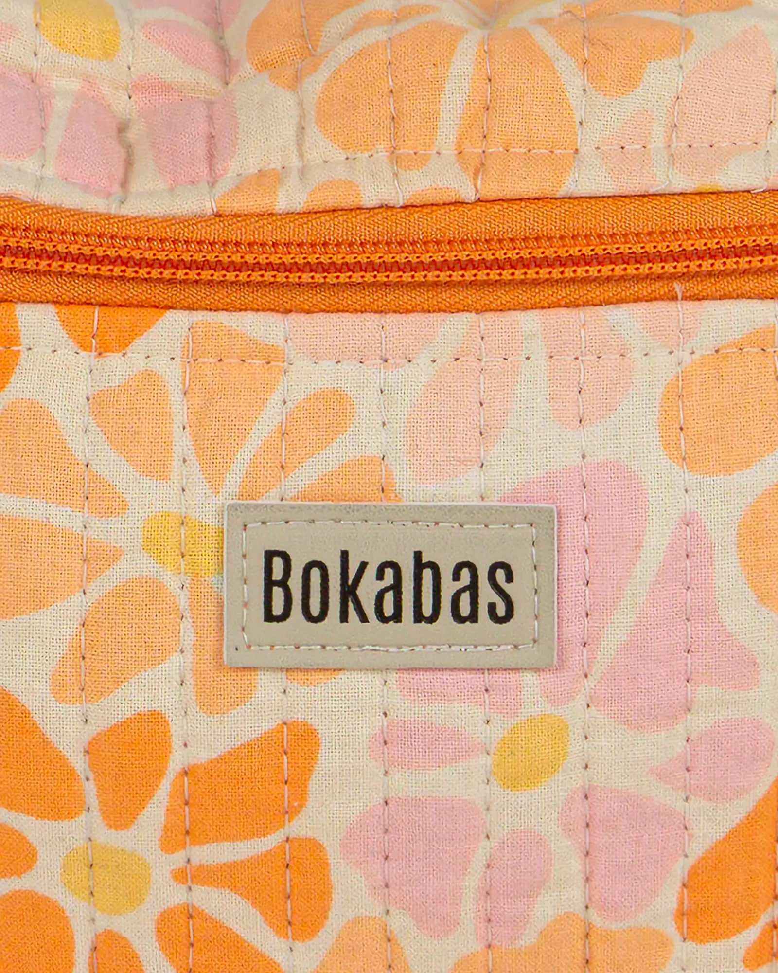 Trousse vanity maquillage matelassée Bokabas, imprimé Peachy fleuri orange, zoom sur la matière