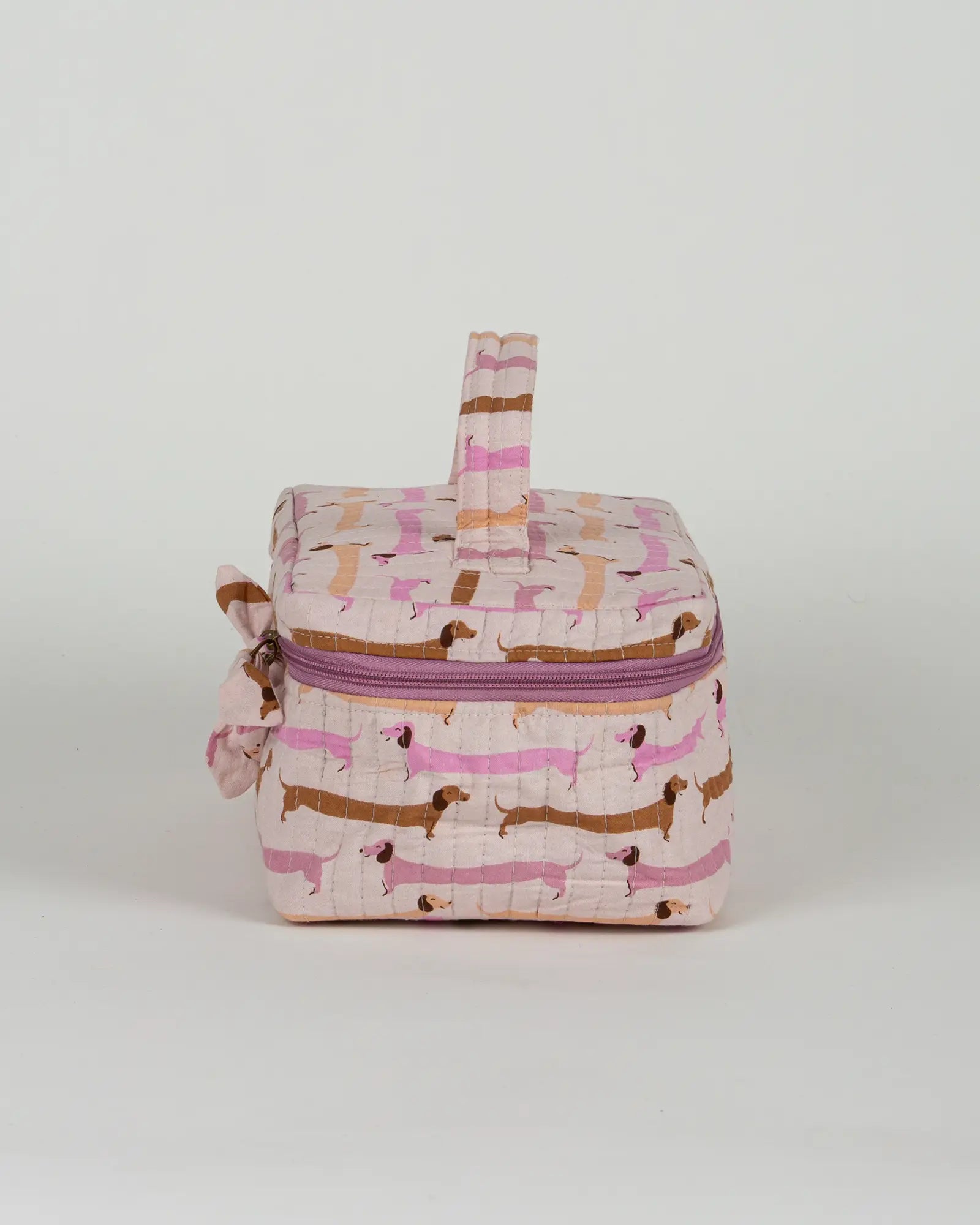 Trousse vanity maquillage matelassée Bokabas, imprimé Saucisse chien teckel rose et violet, vue de profil