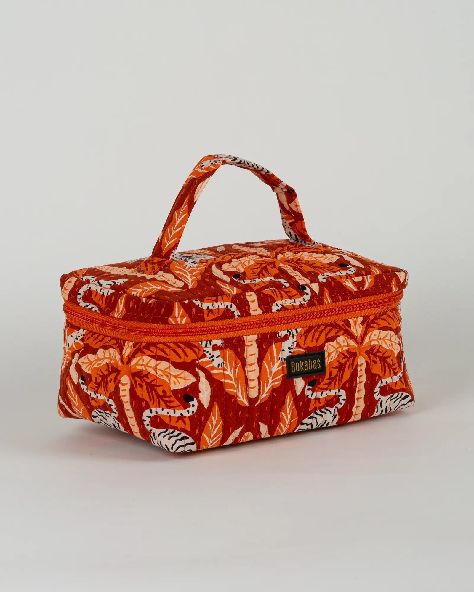 Trousse vanity maquillage matelassée Bokabas, imprimé Tropique palmier et guépard orange, vue de trois-quarts