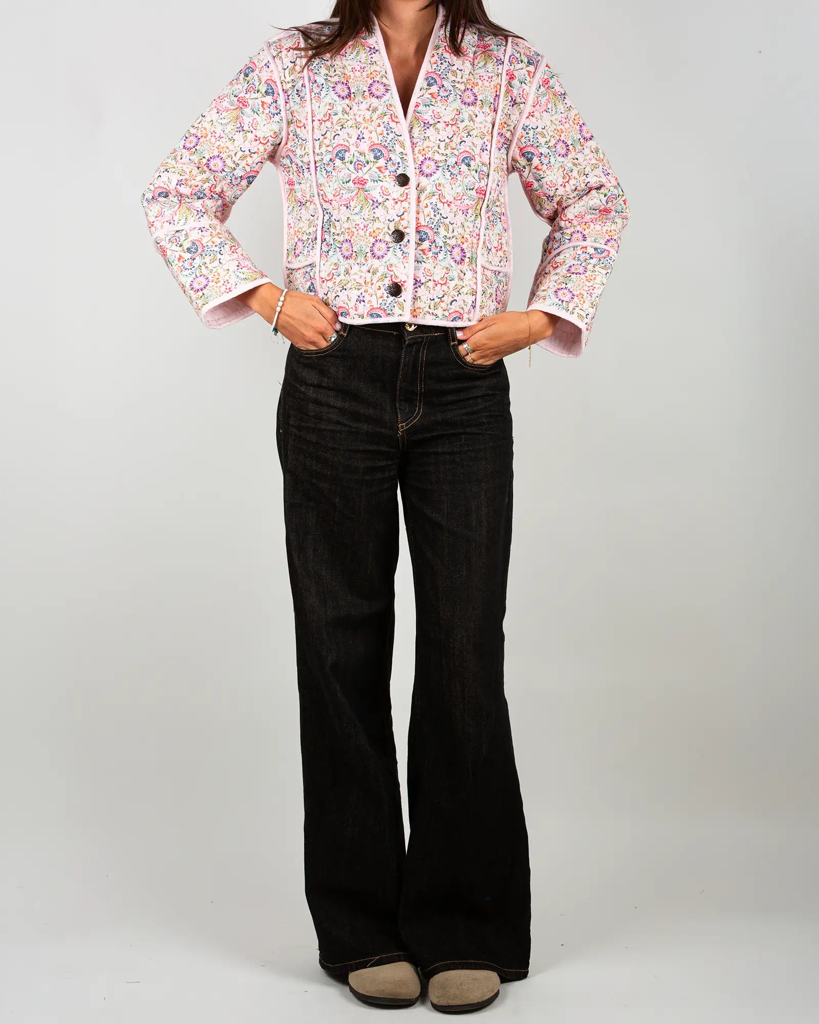 Veste kimono matelassée Bokabas, imprimé Febre blanc et rose fleuri, vue de face