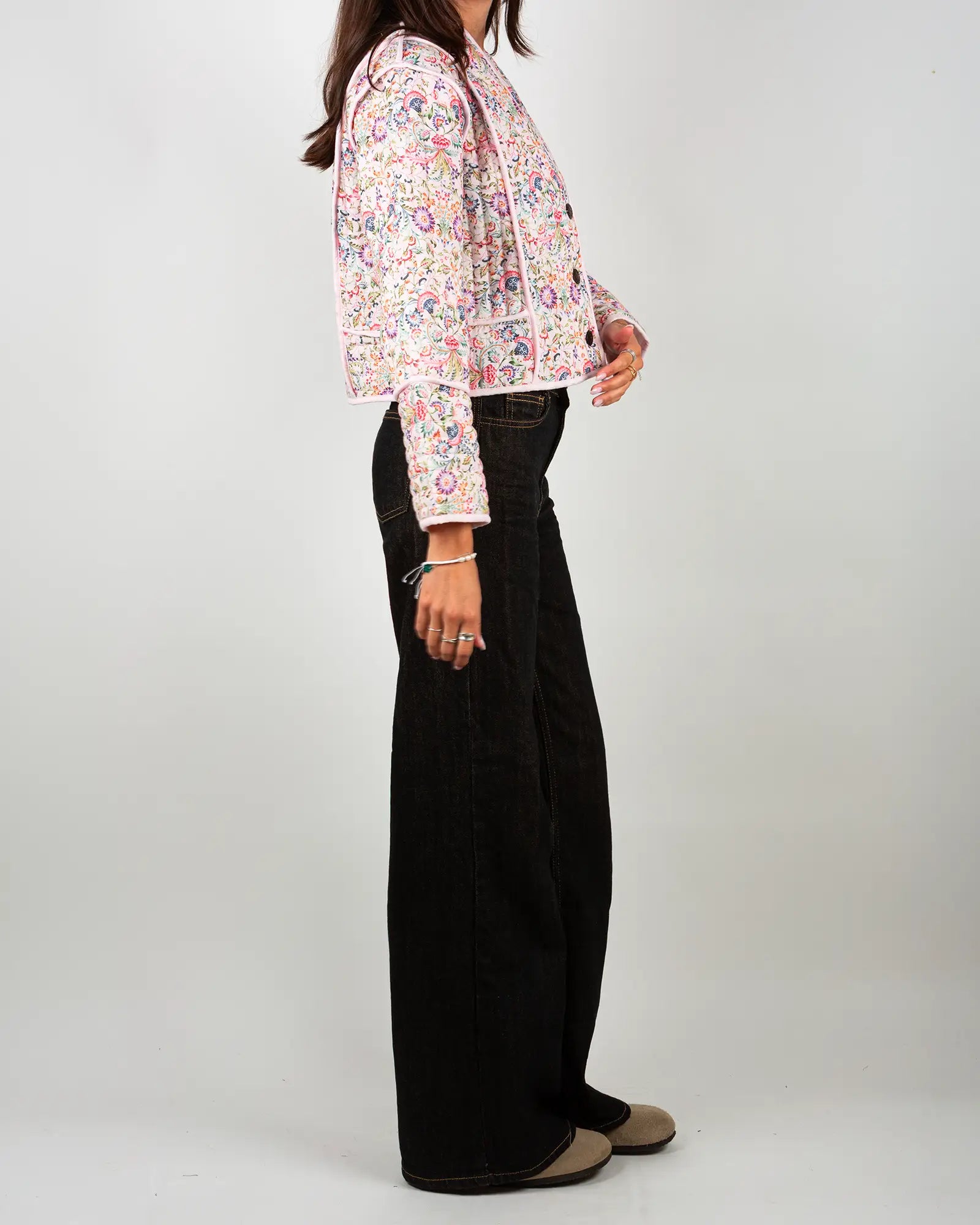 Veste kimono matelassée Bokabas, imprimé Febre blanc et rose fleuri, vue de profil