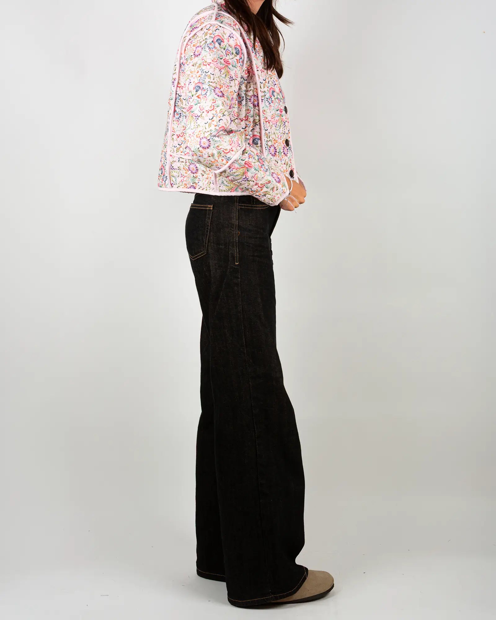Veste kimono matelassée Bokabas, imprimé Febre blanc et rose fleuri, vue de profil