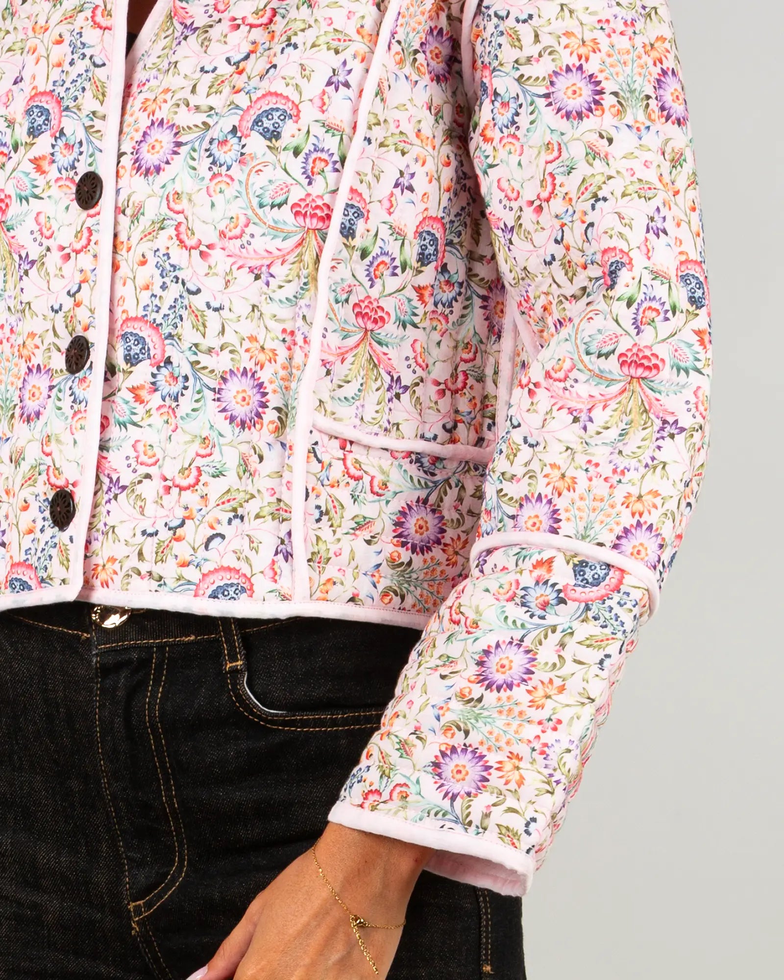 Veste kimono matelassée Bokabas, imprimé Febre blanc et rose fleuri, zoom sur la matière