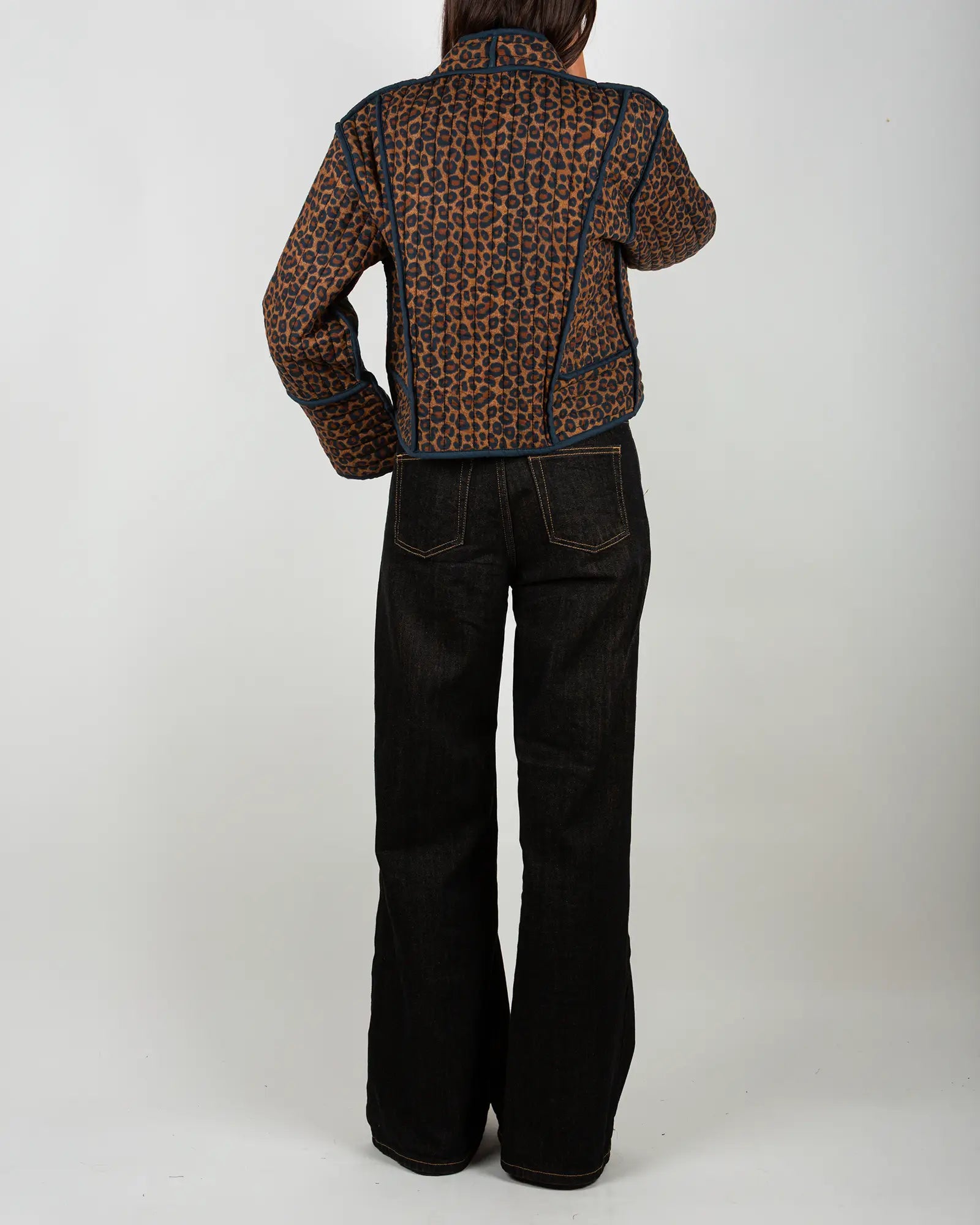 Veste kimono matelassée Bokabas, imprimé léopard noir et marron, vue de dos