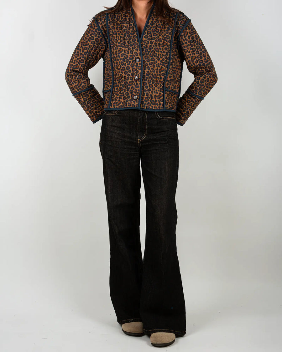 Veste kimono matelassée Bokabas, imprimé léopard noir et marron, vue de face
