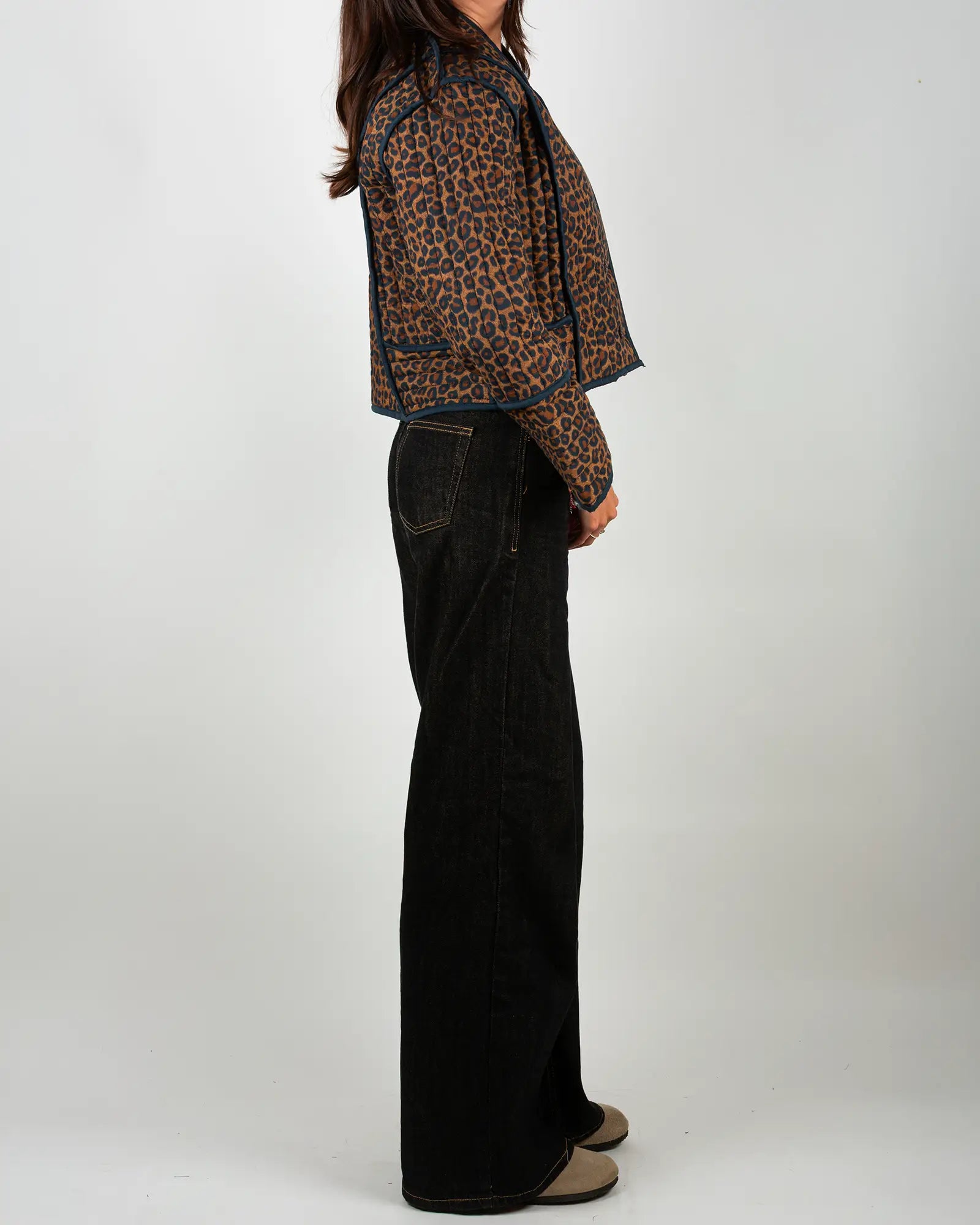 Veste kimono matelassée Bokabas, imprimé léopard noir et marron, vue de profil