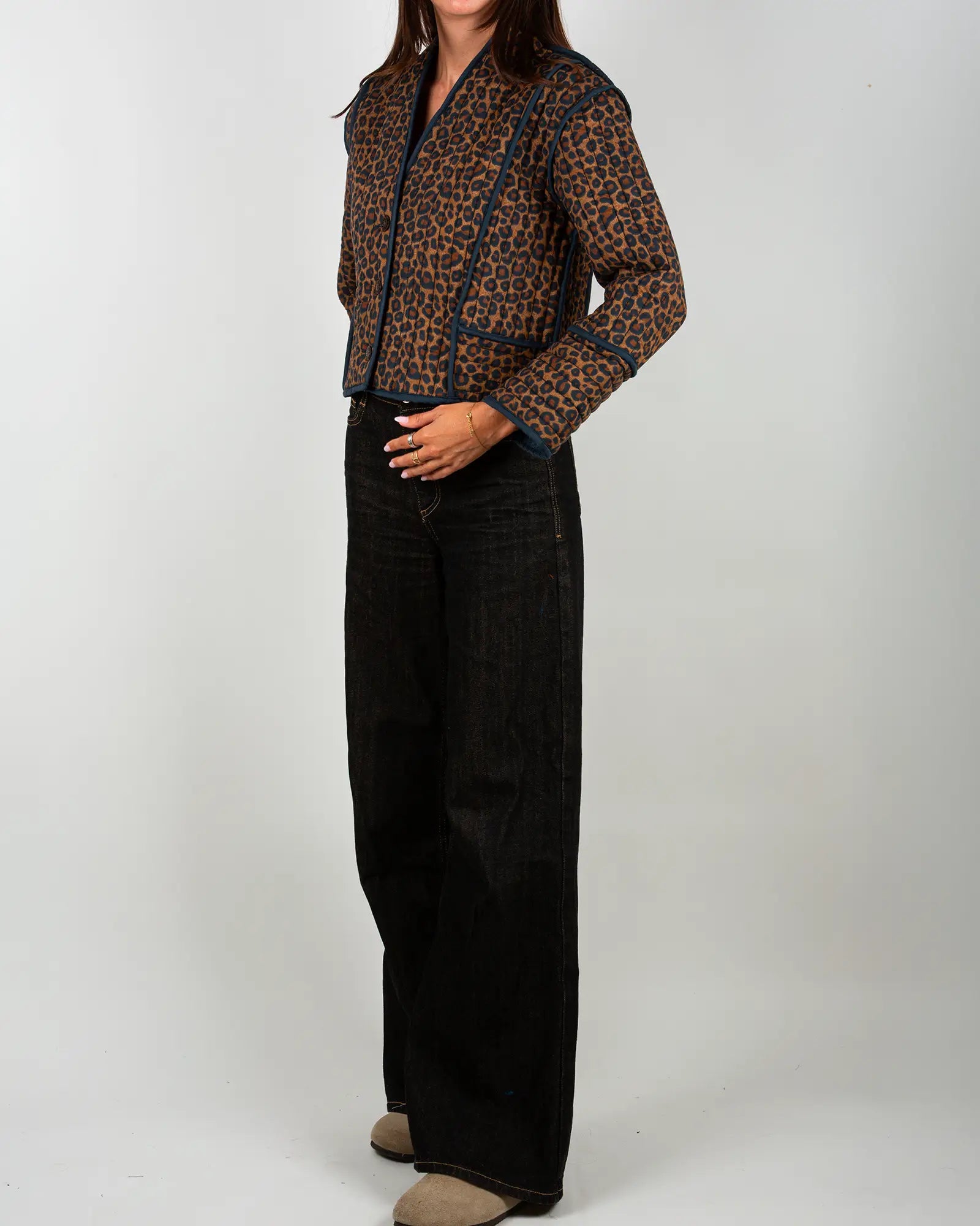 Veste kimono matelassée Bokabas, imprimé léopard noir et marron, vue de trois-quarts