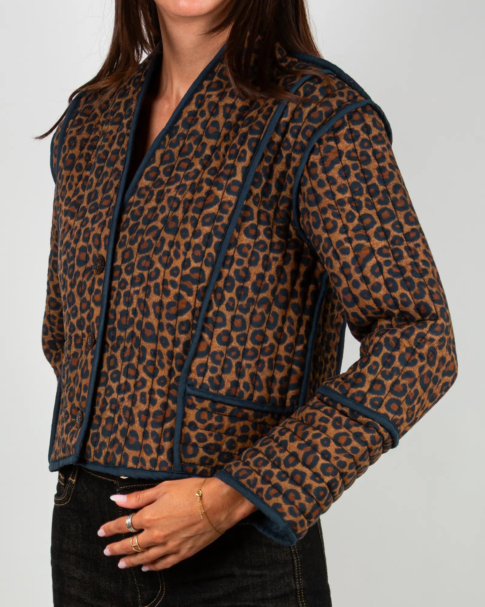 Veste kimono matelassée Bokabas, imprimé léopard noir et marron, vue de trois-quarts