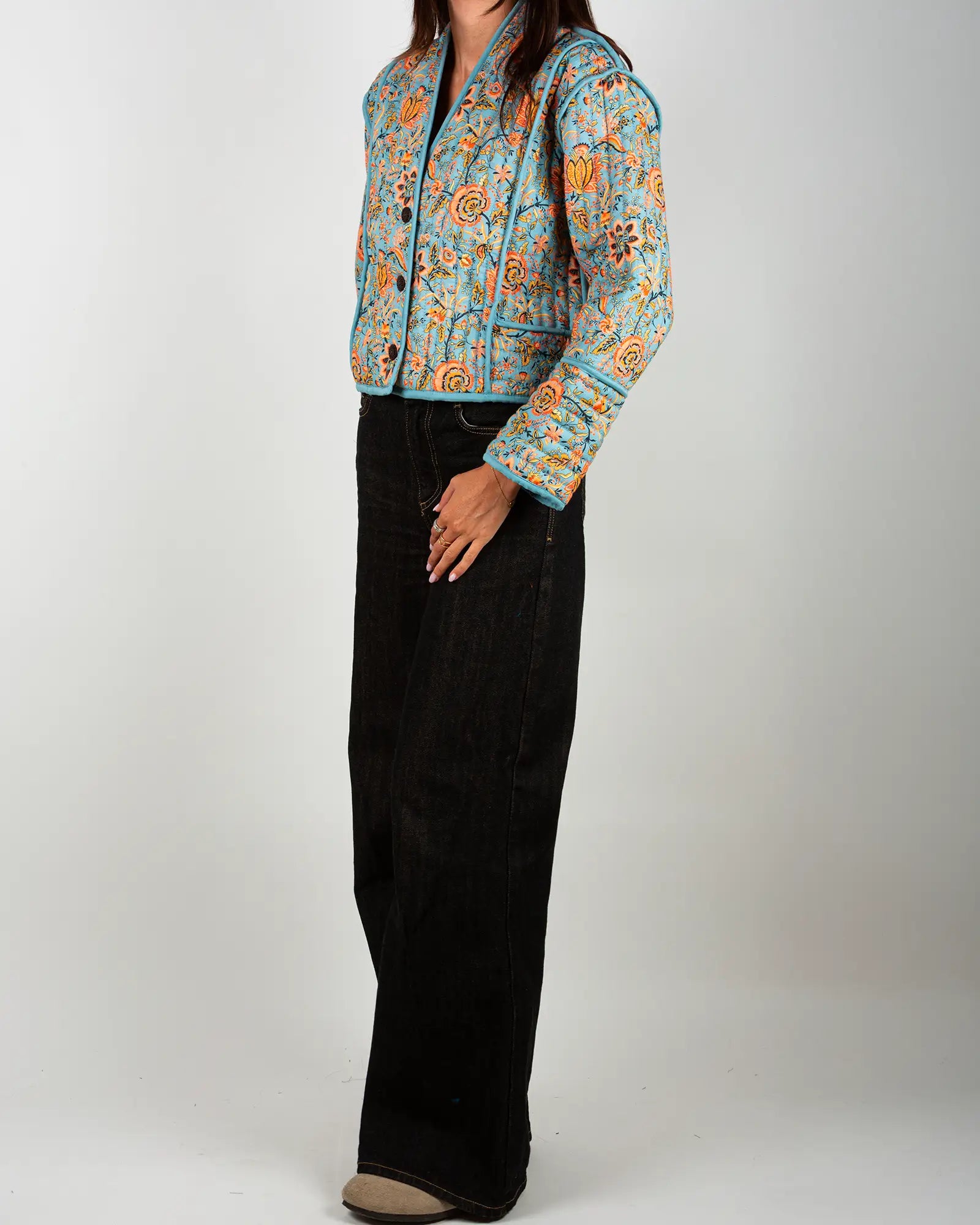 Veste kimono matelassée Bokabas, imprimé Lolem bleu et rose fleuri, vue de trois-quarts