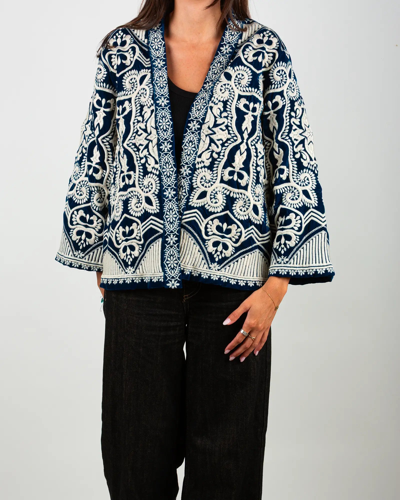 Veste kimono en velours brodé Bokabas, bleu pétrole, broderies écru, vue de face