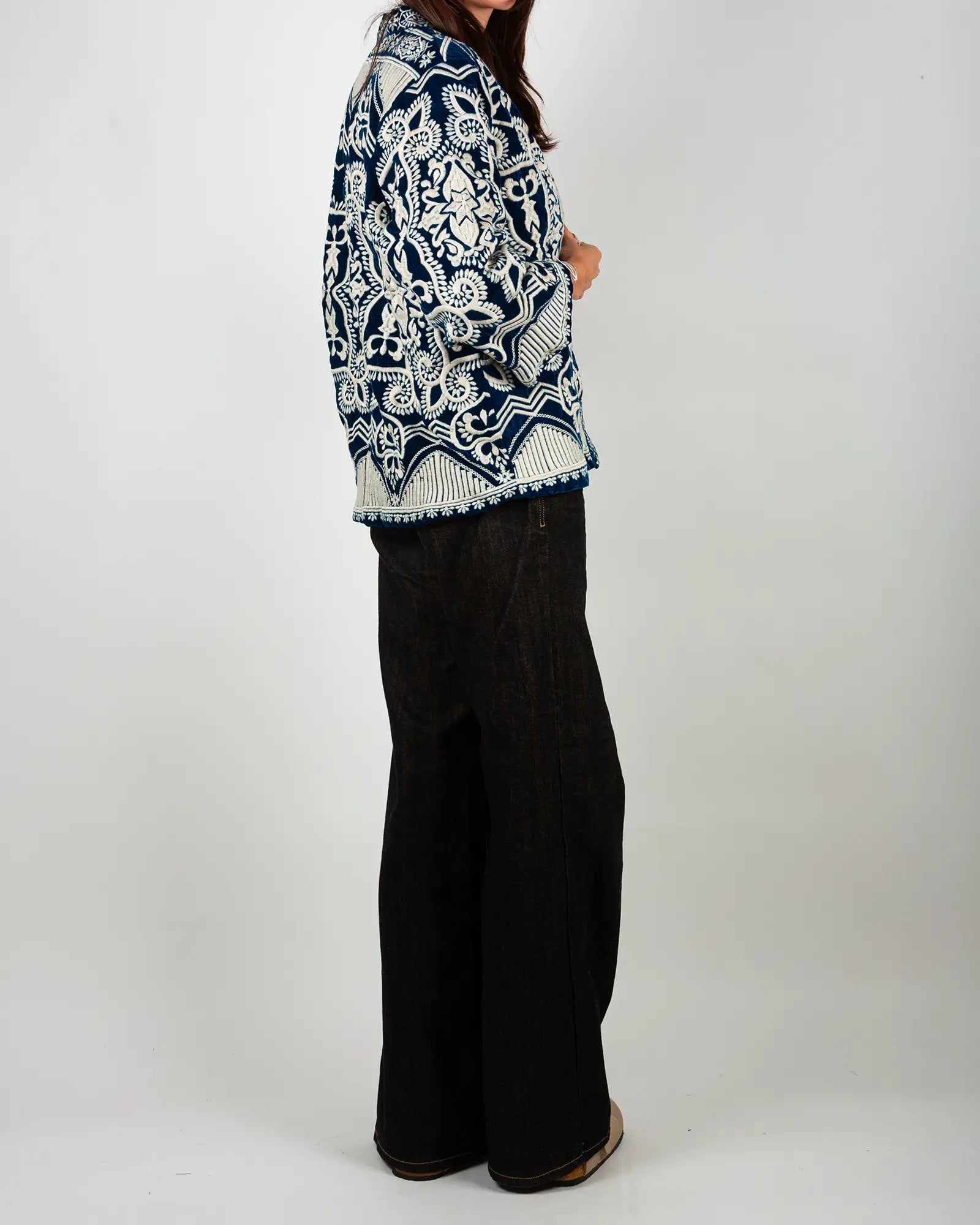 Veste kimono en velours brodé Bokabas, bleu pétrole, broderies écru, vue de profil