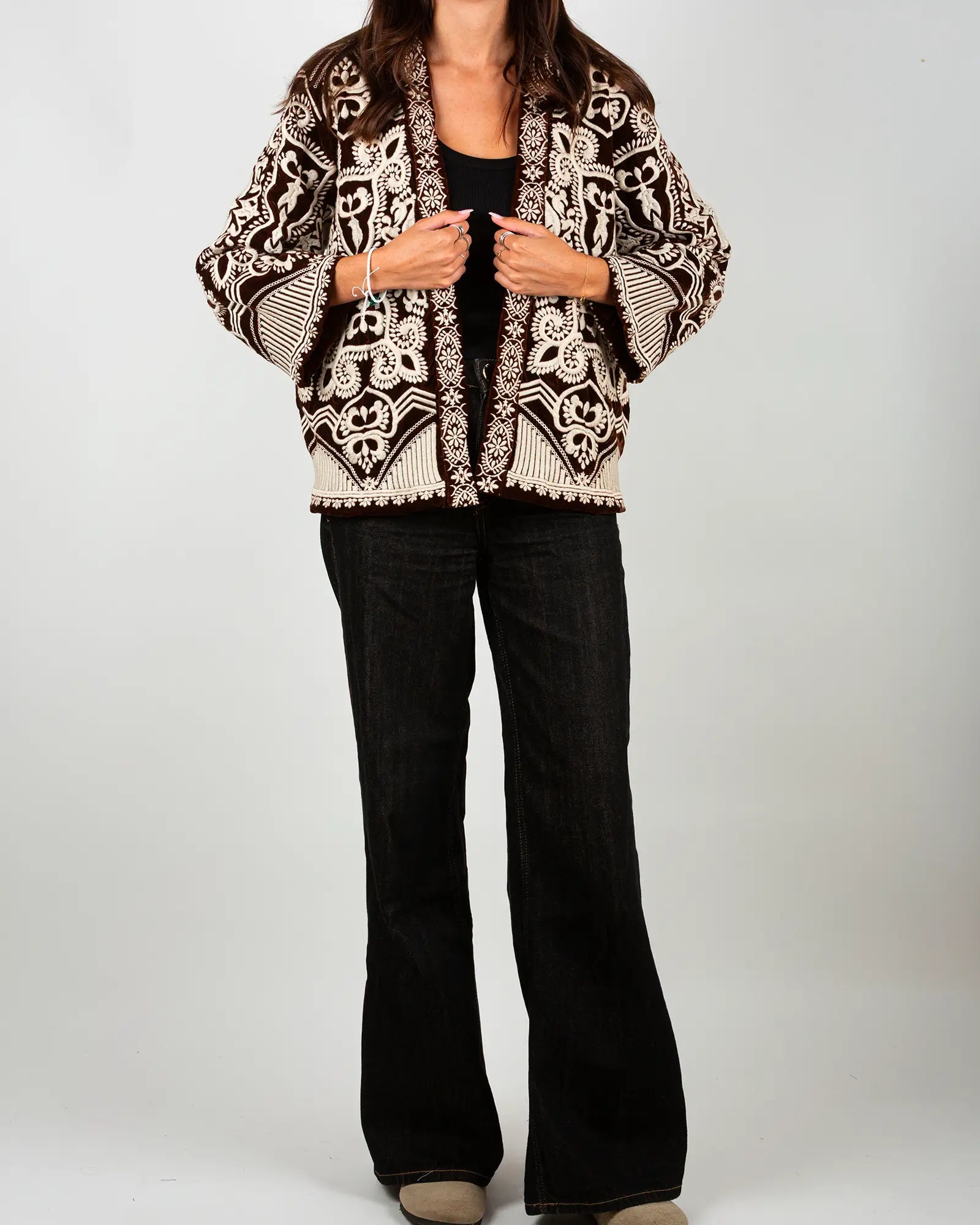 Veste kimono en velours brodé Bokabas, marron chocolat, broderies écru, vue de face