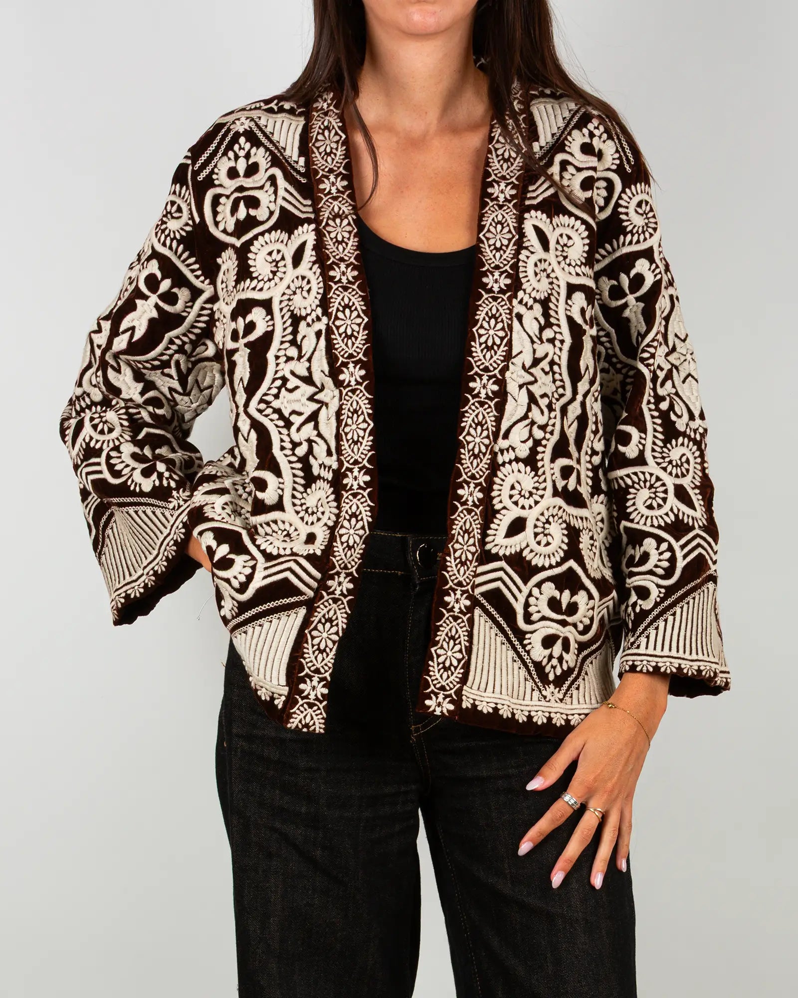 Veste kimono en velours brodé Bokabas, marron chocolat, broderies écru, vue de face