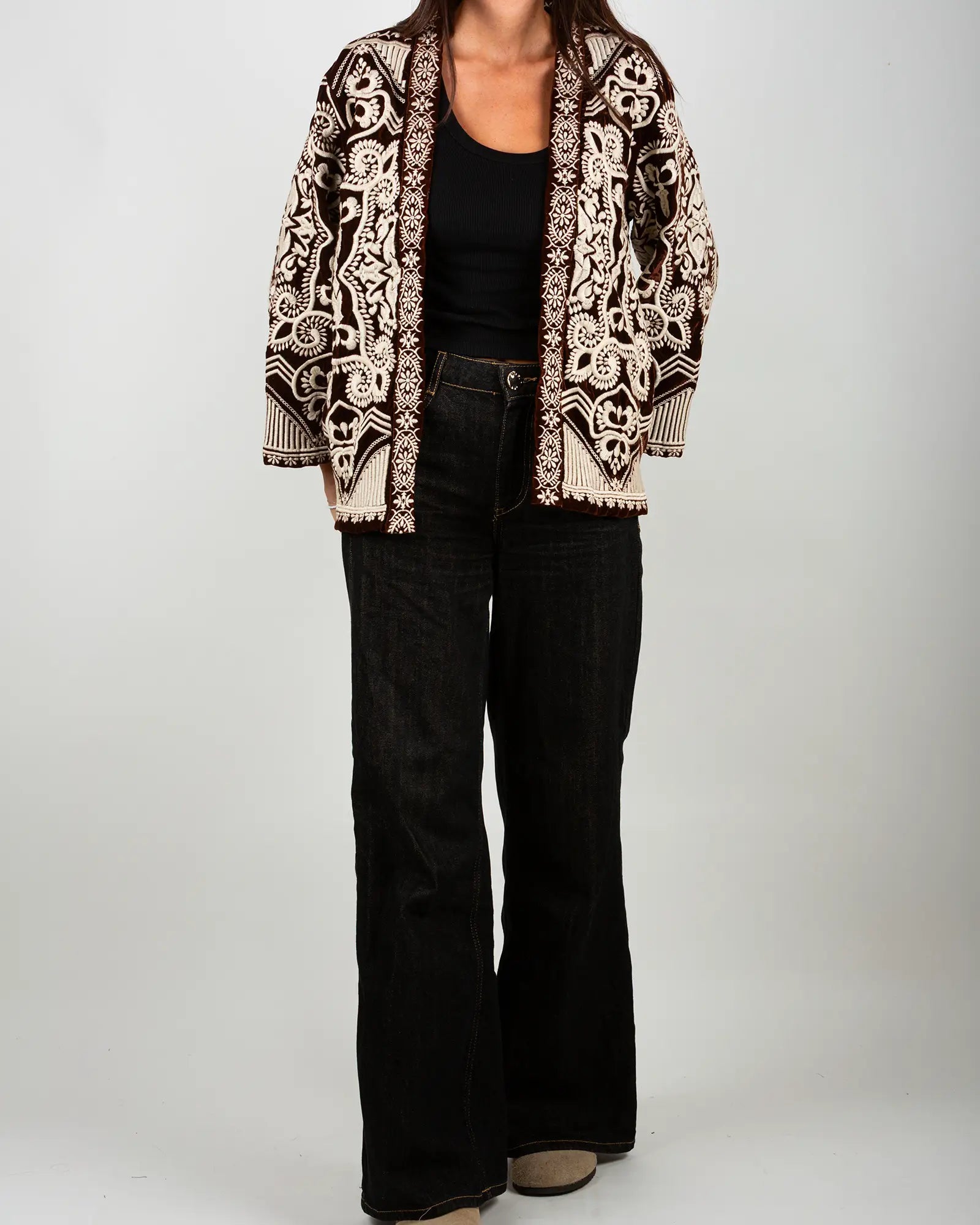 Veste kimono en velours brodé Bokabas, marron chocolat, broderies écru, vue de face