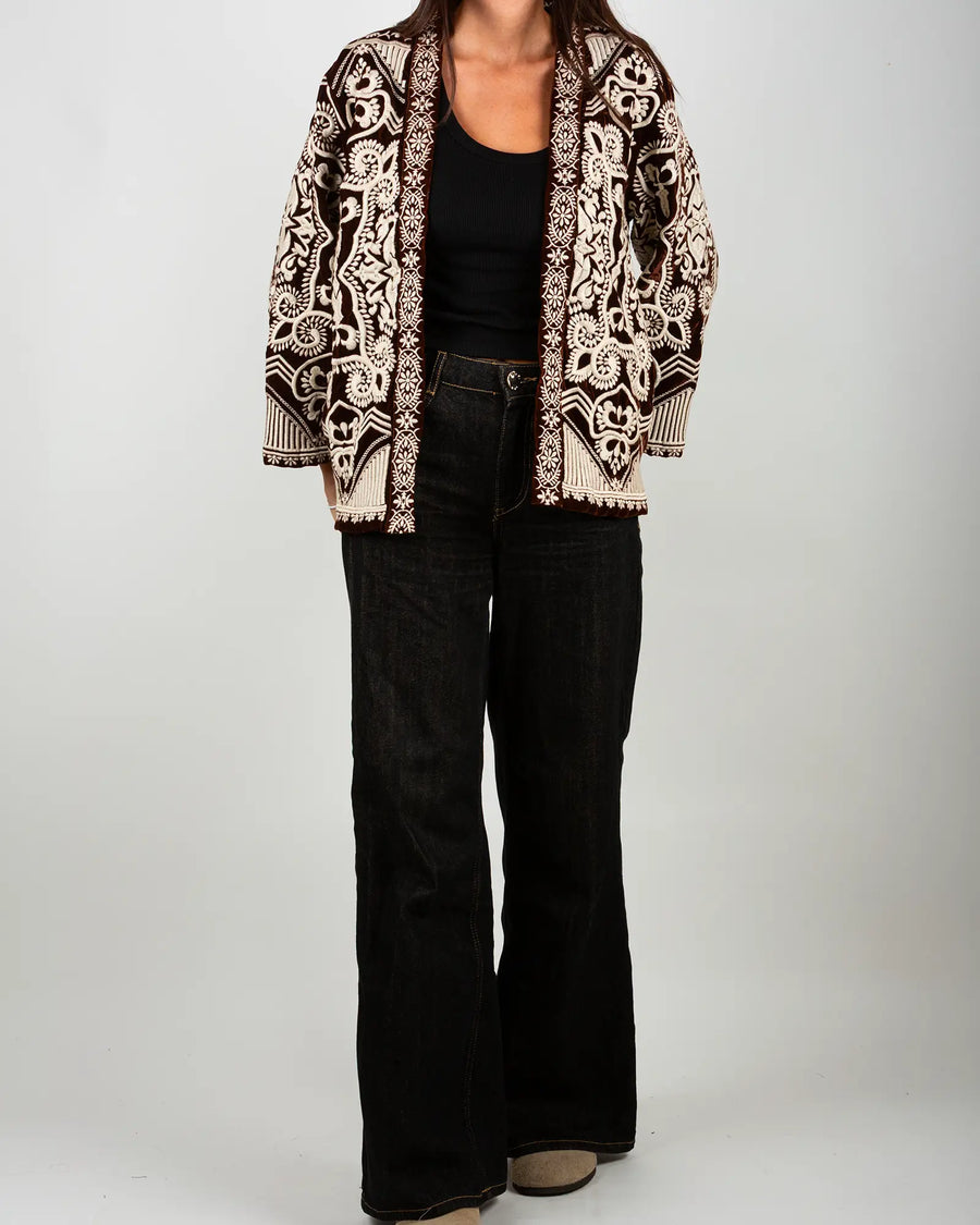 Veste kimono en velours brodé Bokabas, marron chocolat, broderies écru, vue de face