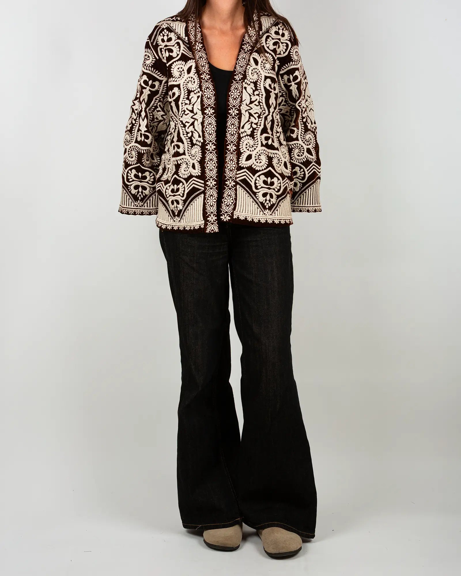 Veste kimono en velours brodé Bokabas, marron chocolat, broderies écru, vue de face