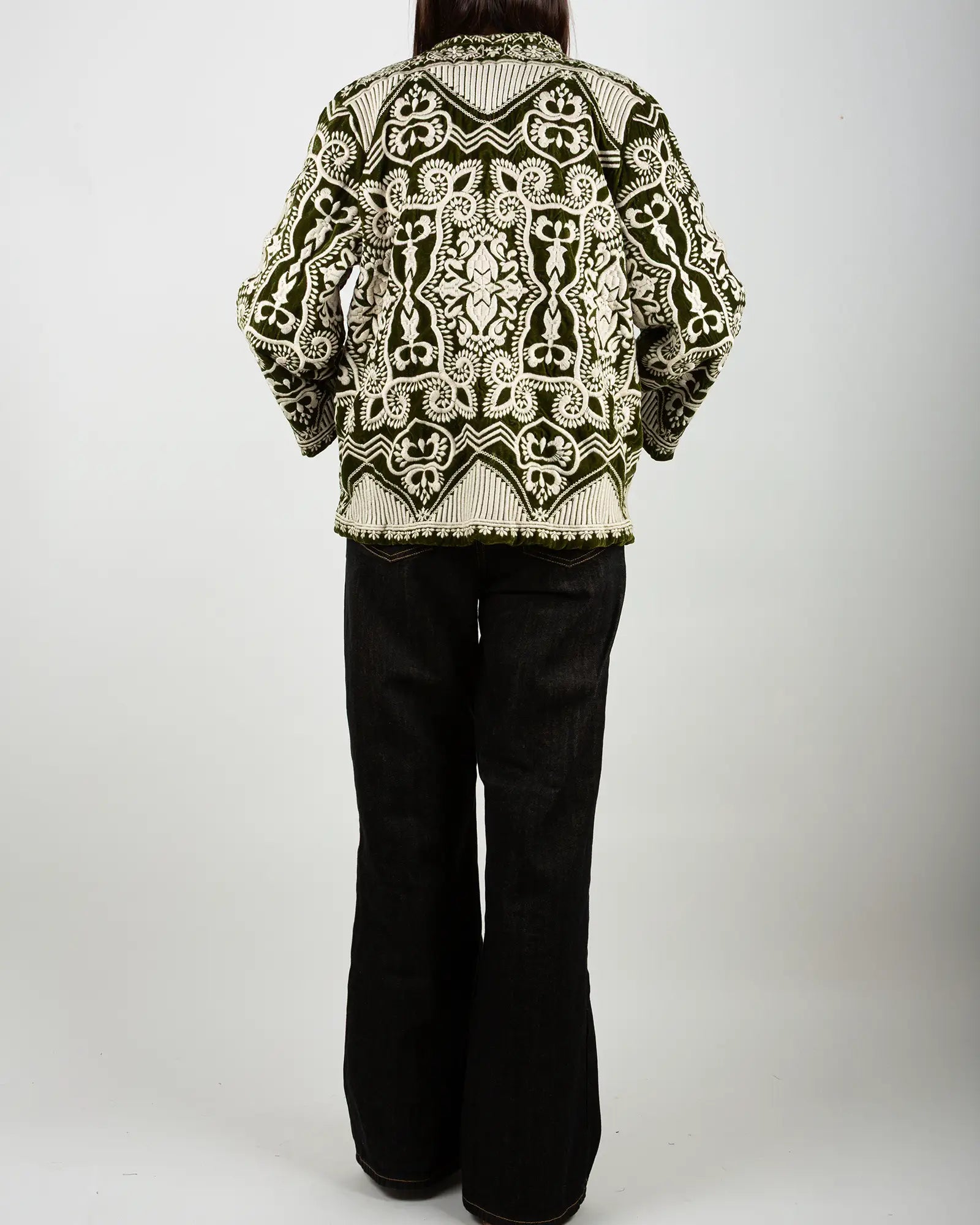Veste kimono en velours brodé Bokabas, vert Mahendi, broderies écru, vue de dos