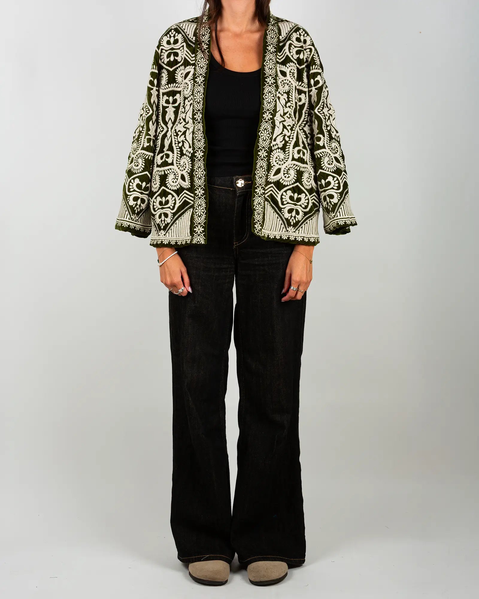 Veste kimono en velours brodé Bokabas, vert Mahendi, broderies écru, vue de face