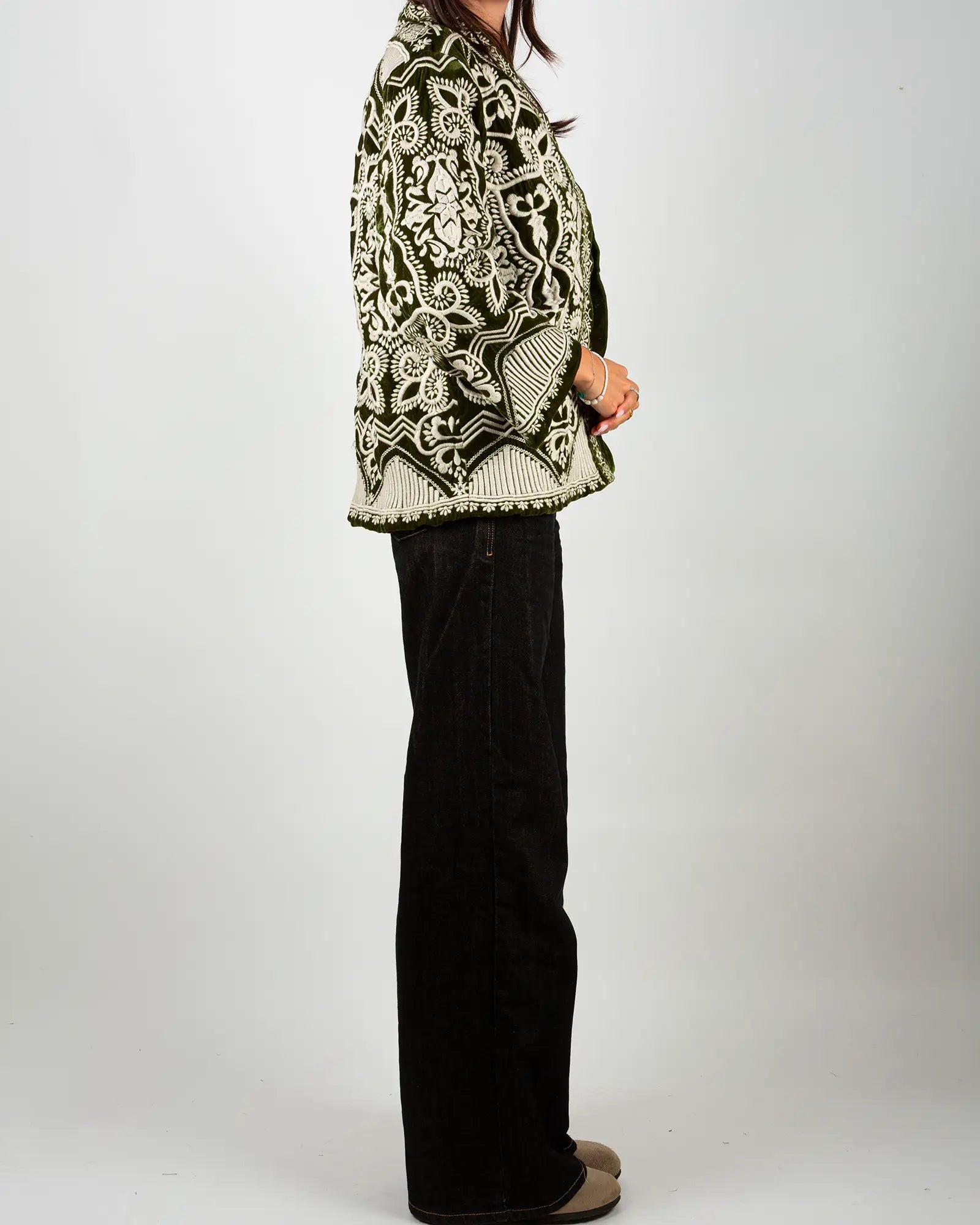 Veste kimono en velours brodé Bokabas, vert Mahendi, broderies écru, vue de profil