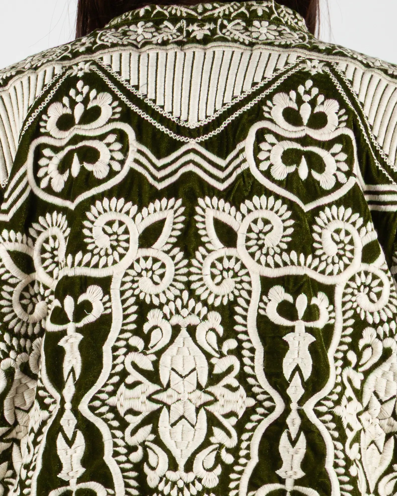 Veste kimono en velours brodé Bokabas, vert Mahendi, broderies écru, zoom sur la matière