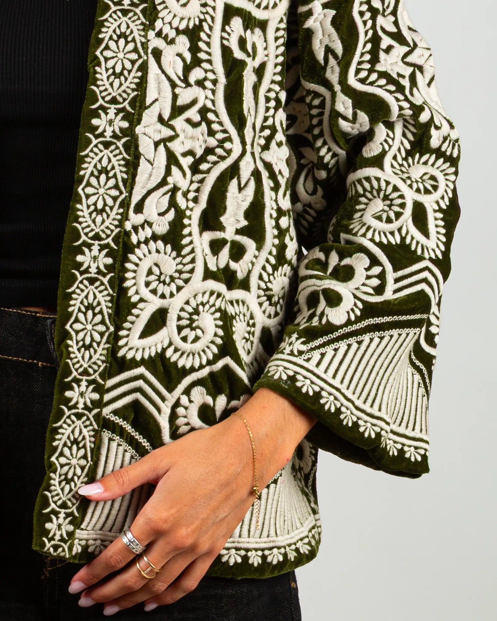 Veste kimono en velours brodé Bokabas, vert Mahendi, broderies écru, zoom sur la matière