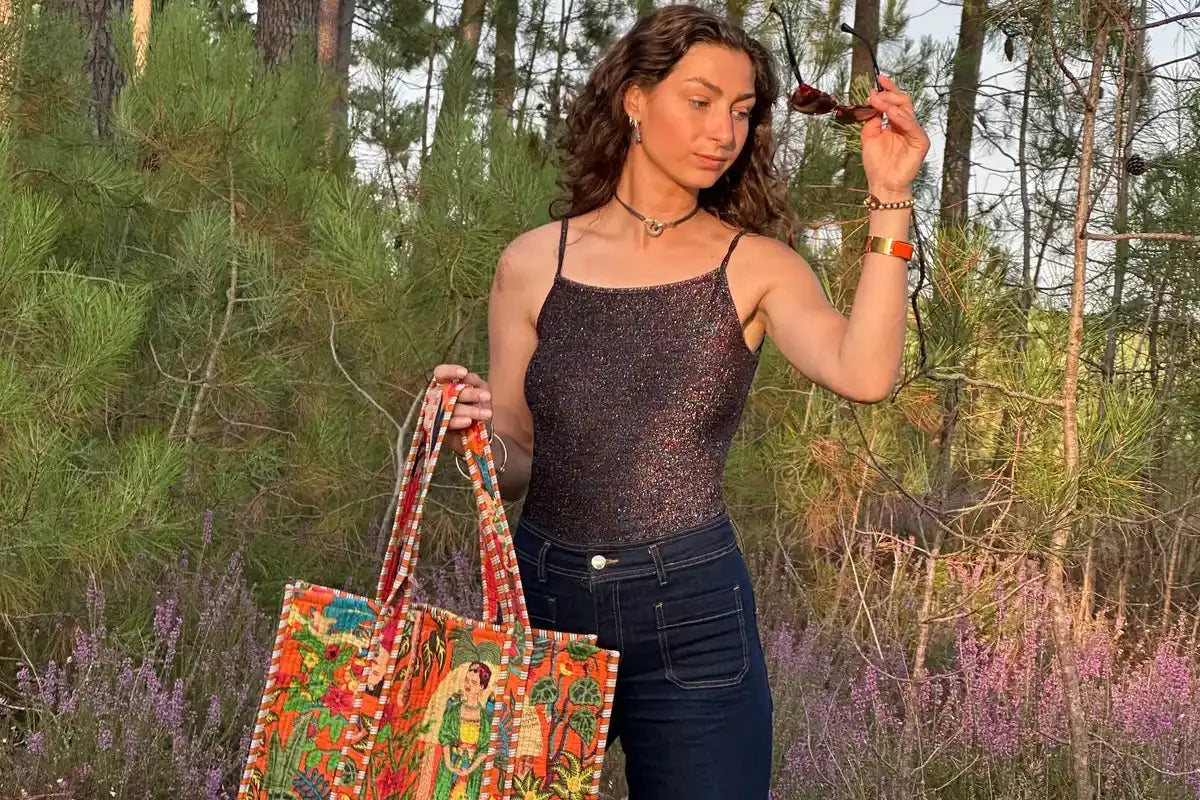 Sac cabas fleuri orange Bokabas en forêt – style bohème coloré