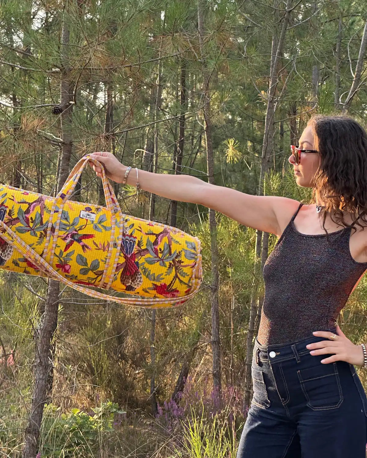 Sac de yoga fleuri jaune porté en extérieur – Bokabas