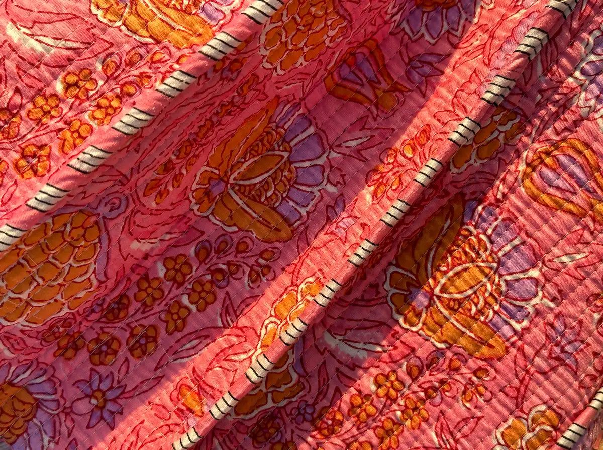 Détail tissu matelassé fleuri rose et orange – sac Bokabas