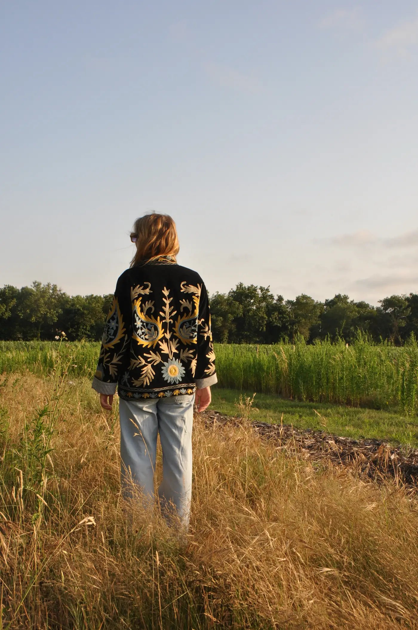 Veste noire brodée fleurie portée de dos en extérieur – Bokabas
